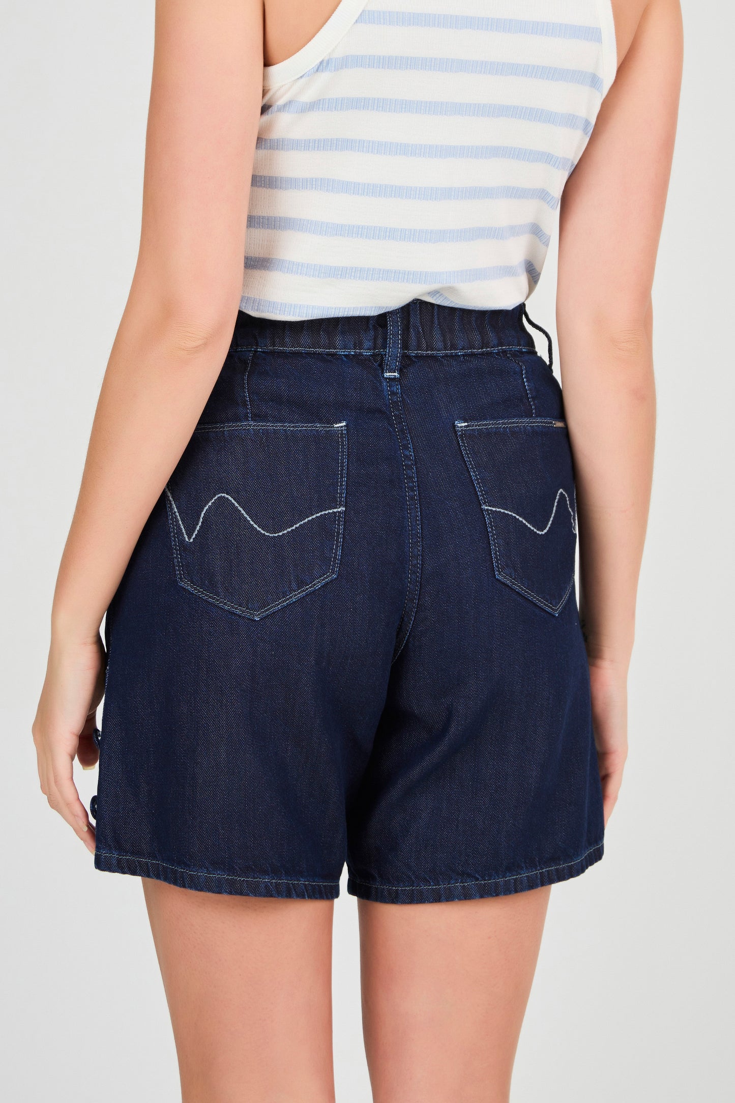 bermuda jeans midi cintura intermediária com recortes