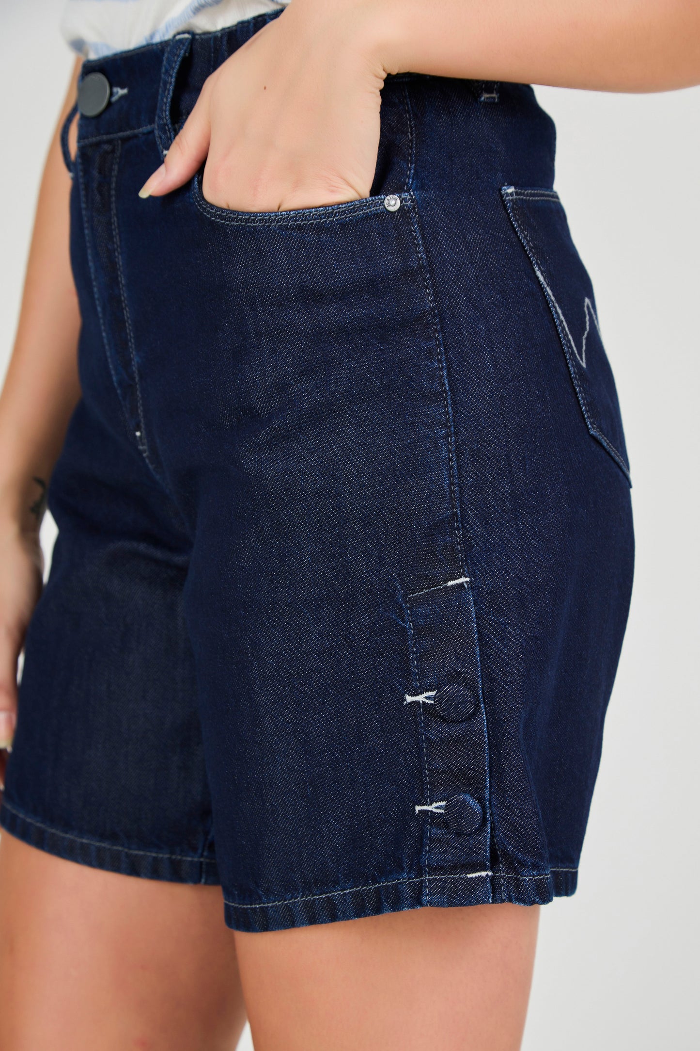 bermuda jeans midi cintura intermediária com recortes
