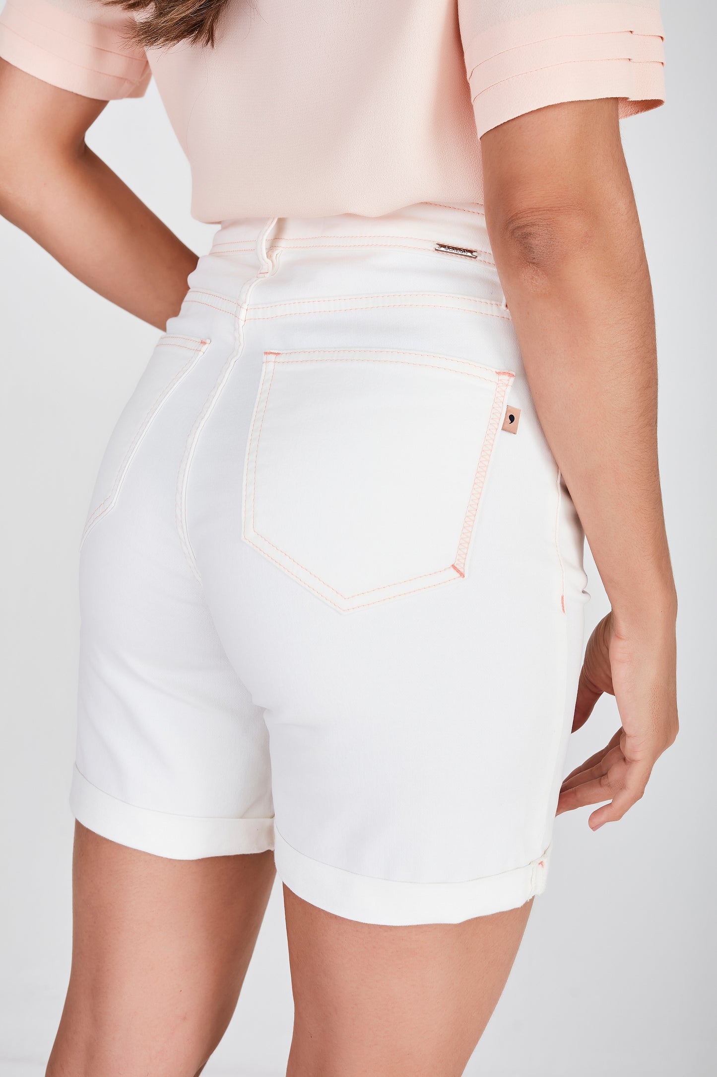 bermuda malha color midi cintura intermediária com detalhes rosê