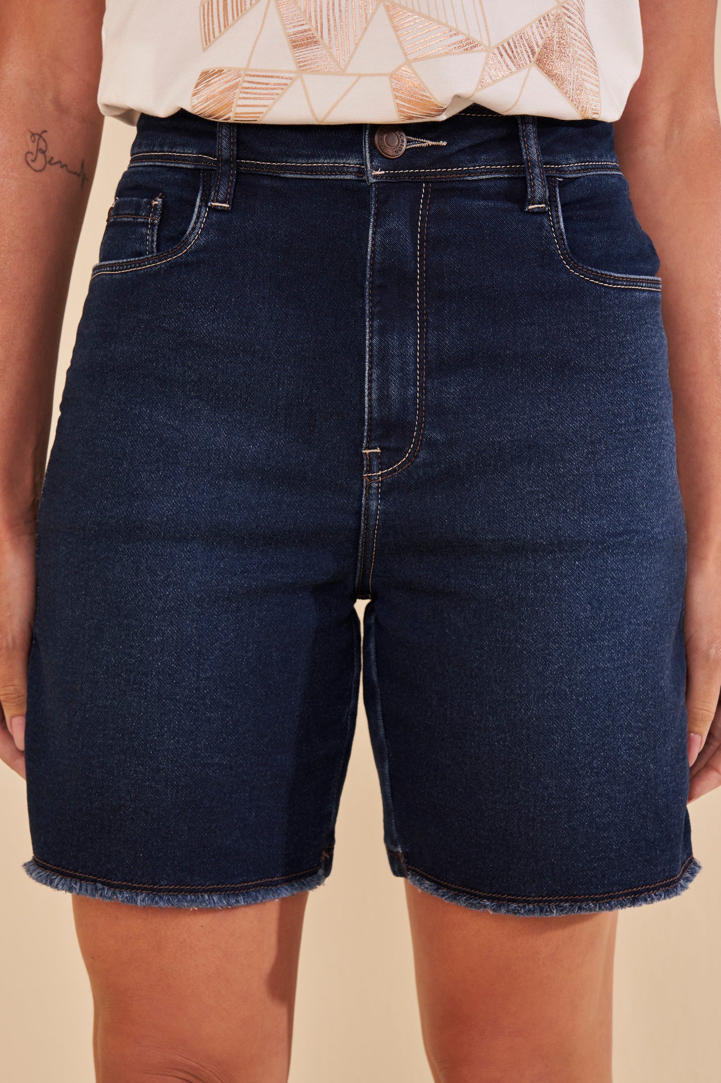 bermuda jeans malha midi cintura intermediária com barra a fio