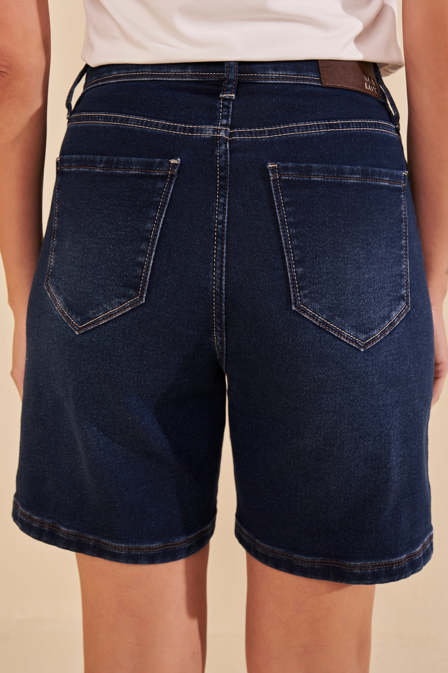 bermuda jeans malha midi cintura intermediária com barra a fio