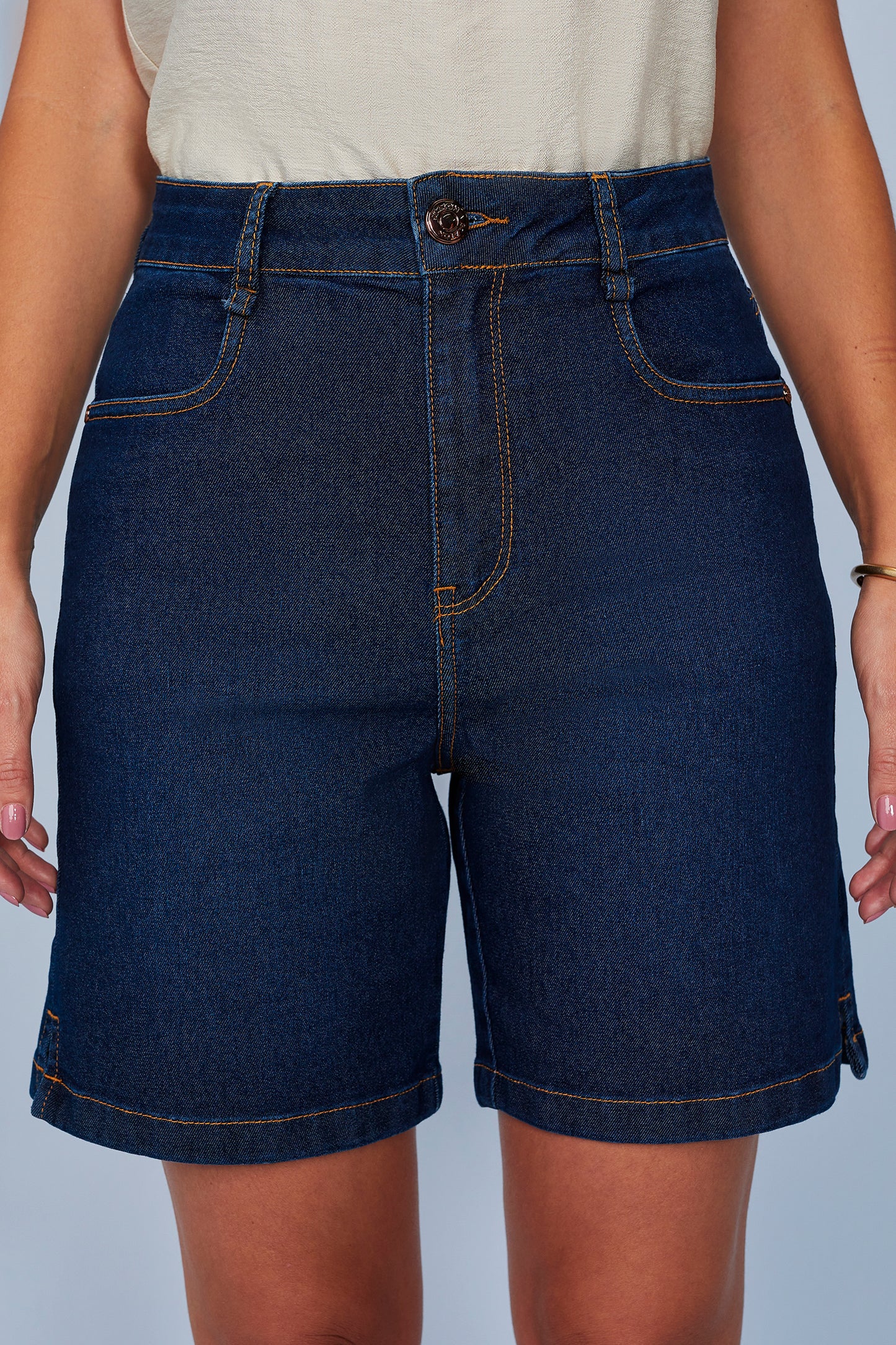 bermuda jeans midi cintura intermediária com abertura