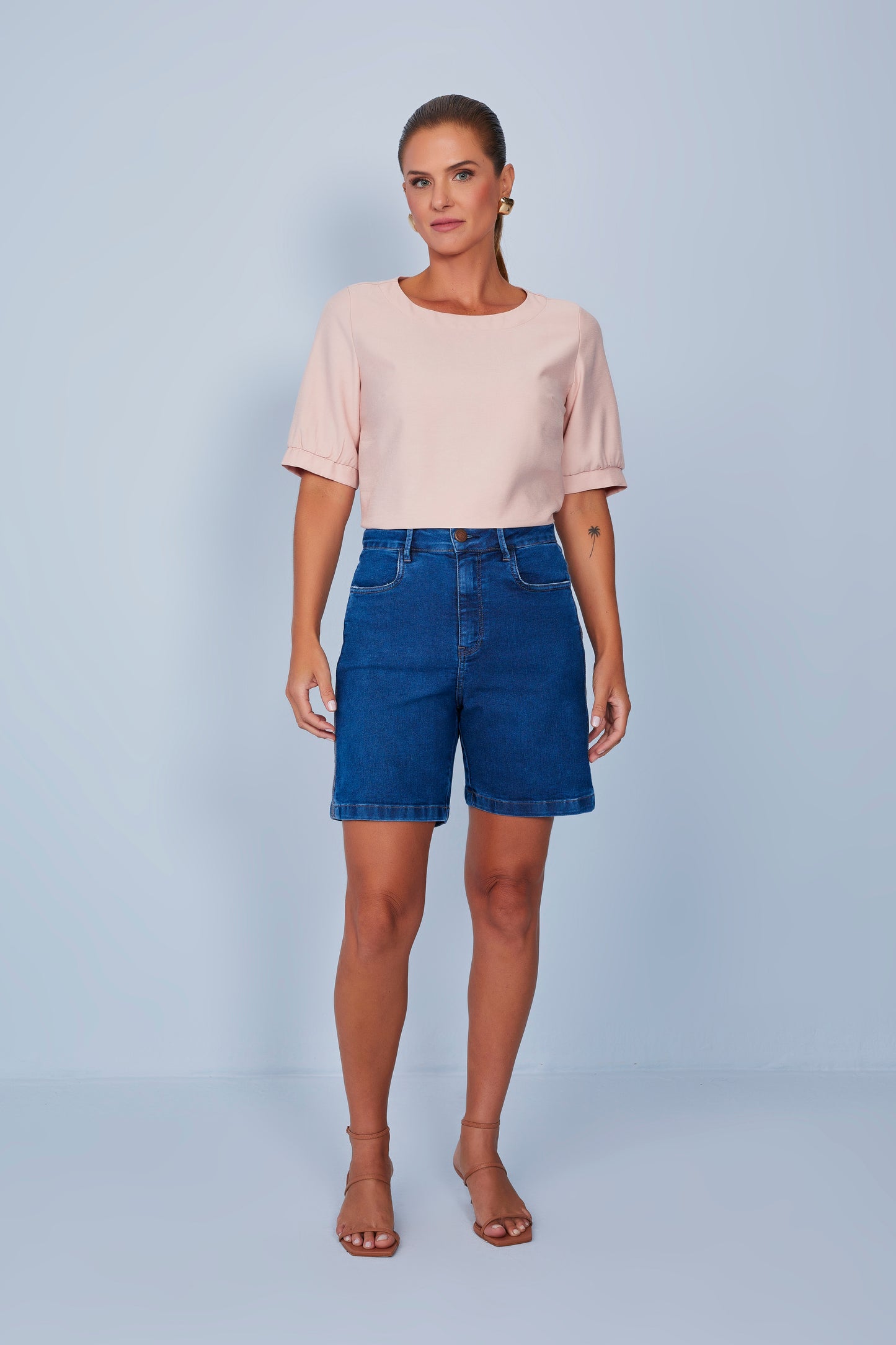 bermuda jeans midi cintura intermediária com ponto corrente