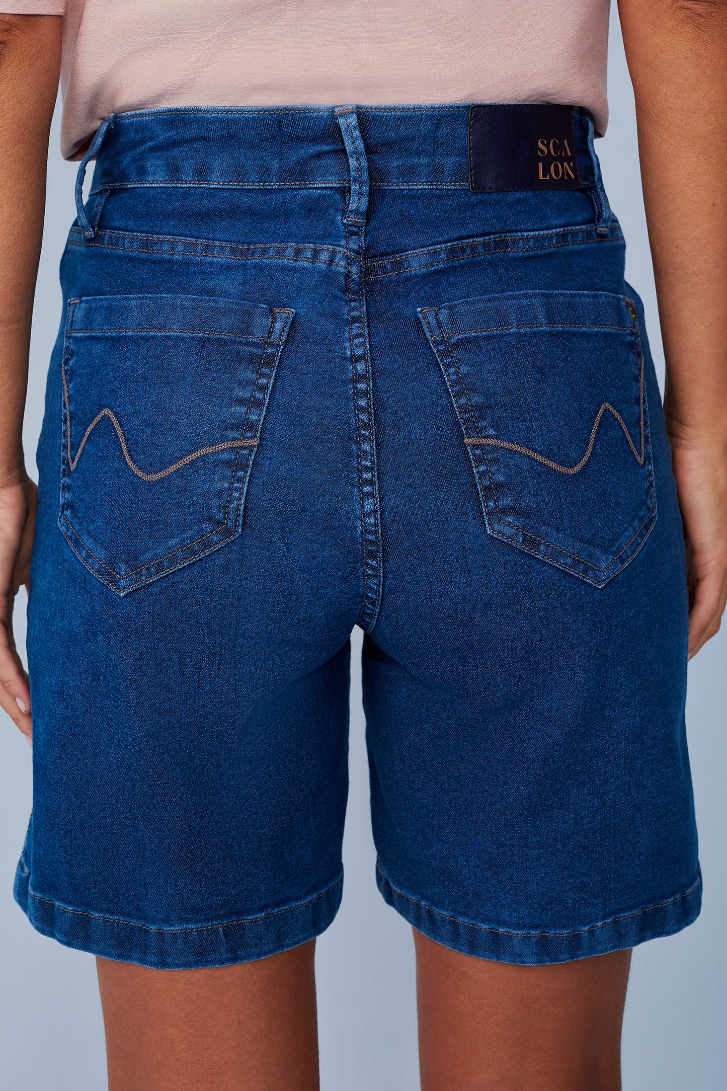 bermuda jeans midi cintura intermediária com ponto corrente