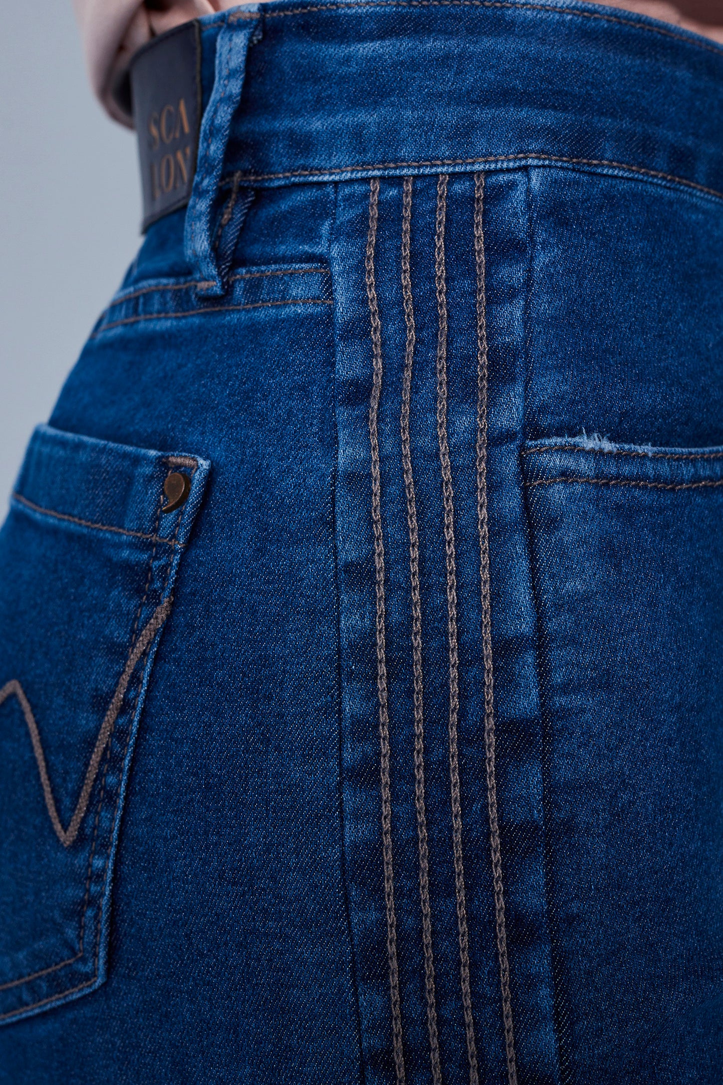 bermuda jeans midi cintura intermediária com ponto corrente