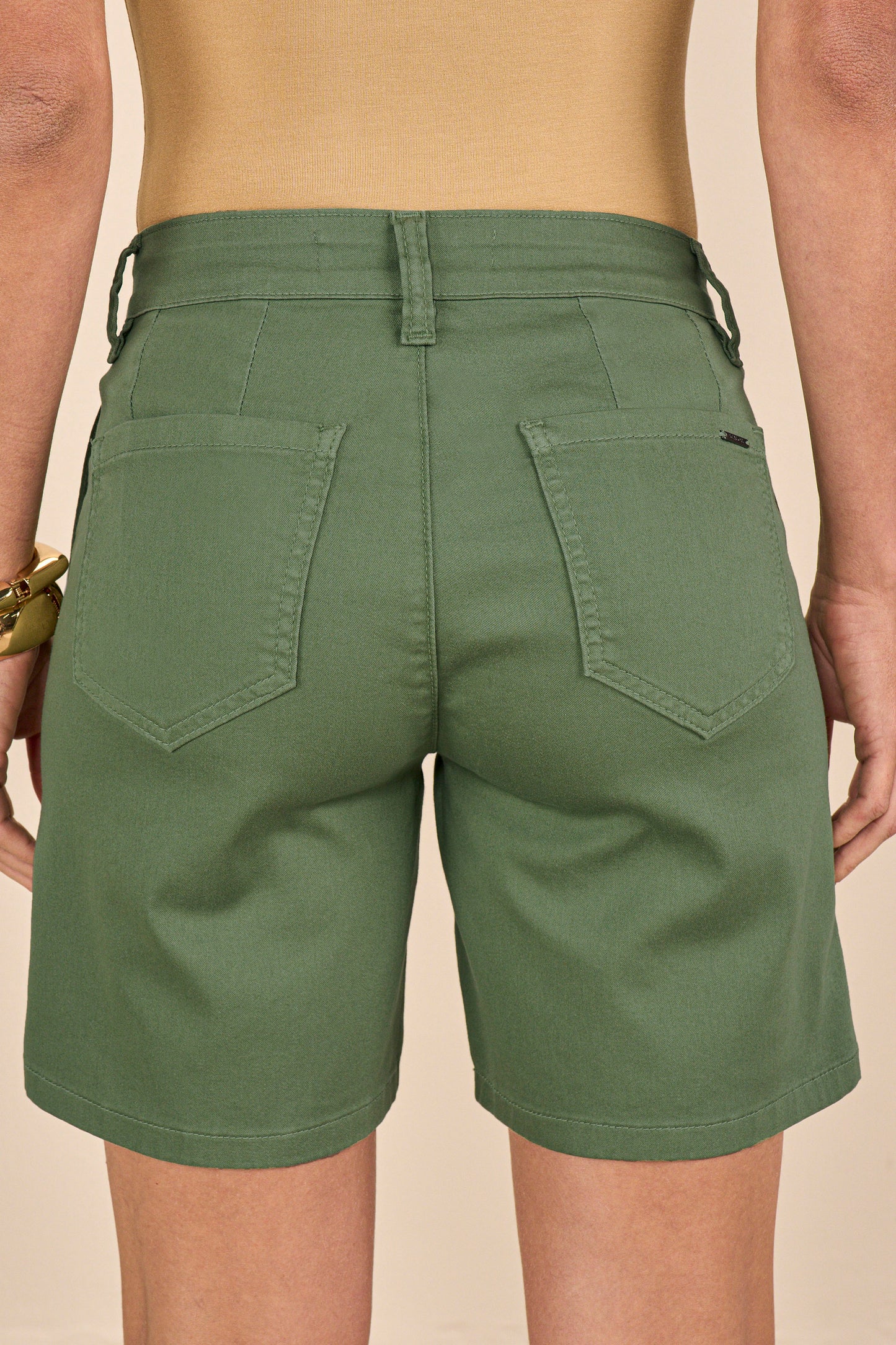 bermuda sarja color midi cintura intermediária alfaiataria