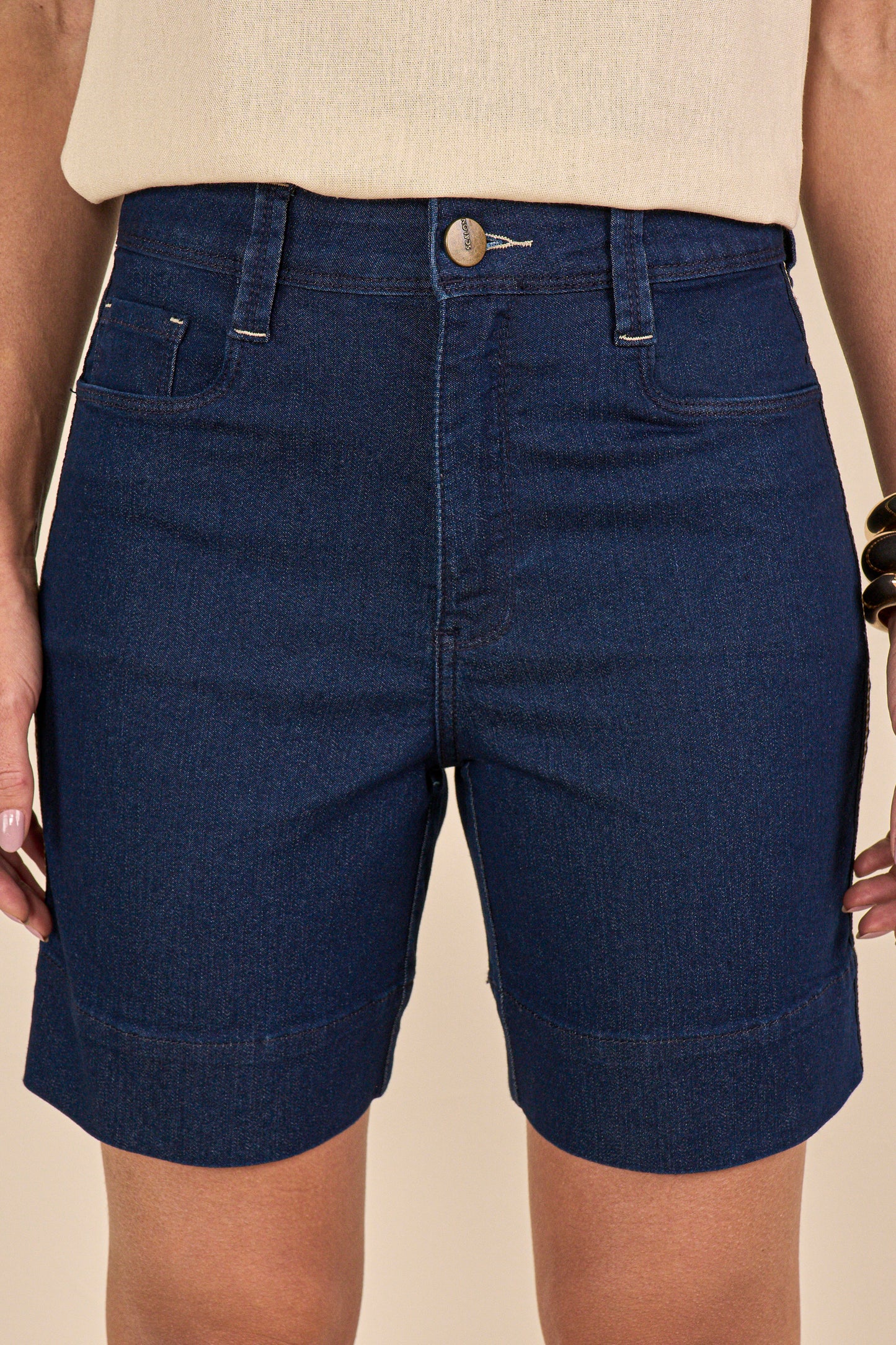 bermuda jeans midi  cintura intermediária com galão lateral