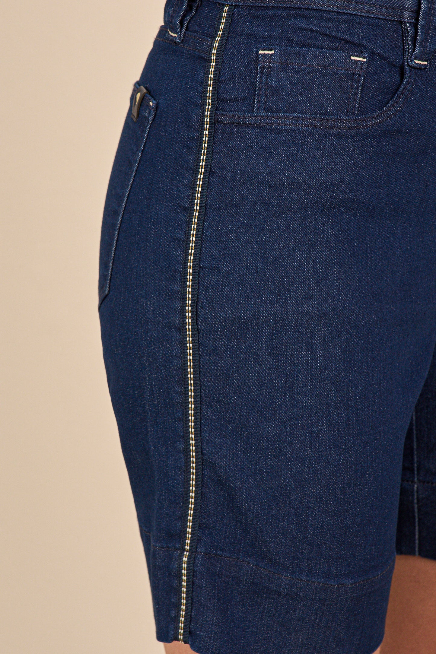 bermuda jeans midi  cintura intermediária com galão lateral