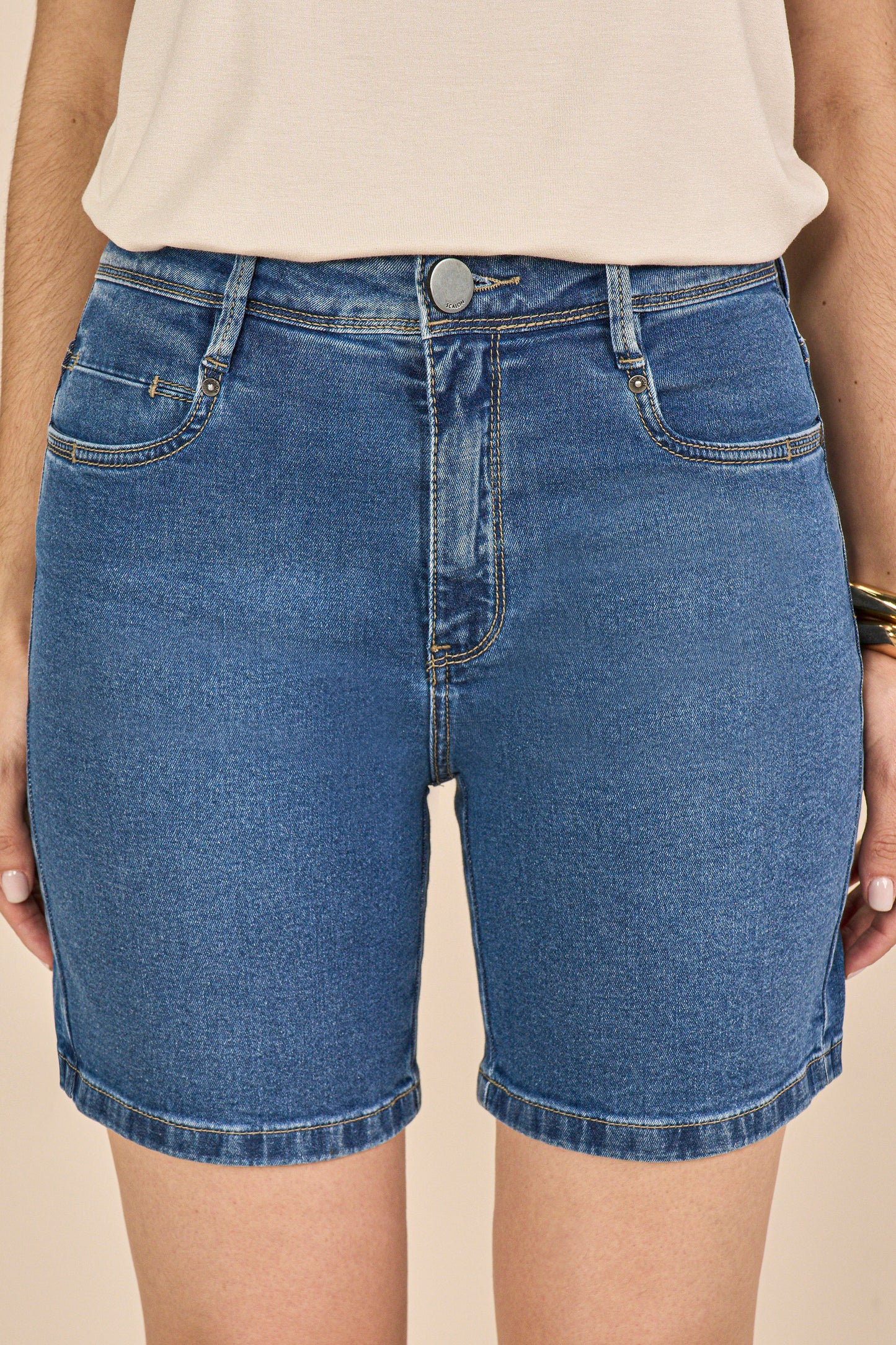 bermuda jeans midi cintura intermediária com detalhe bolso relógio