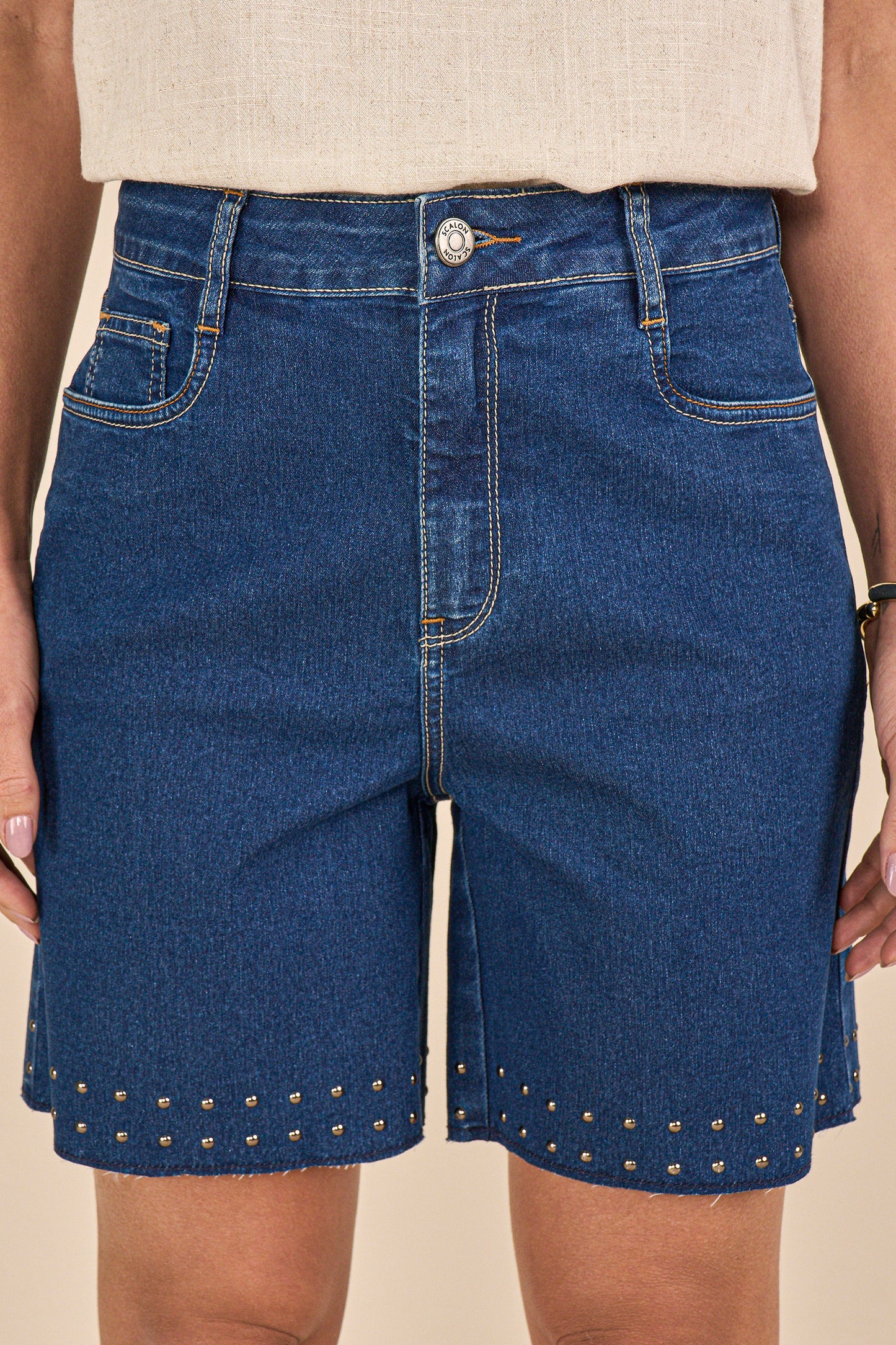 bermuda jeans midi cintura intermediária com tachas