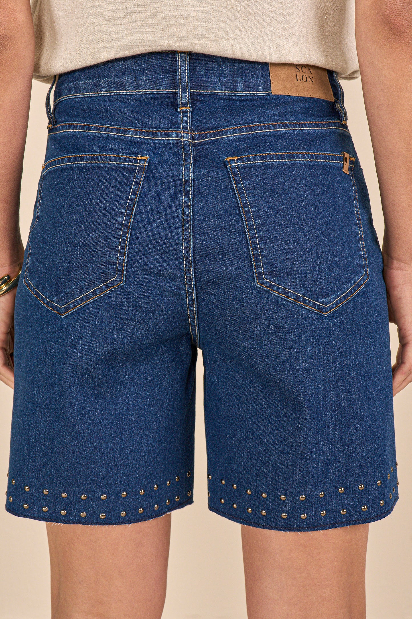 bermuda jeans midi cintura intermediária com tachas
