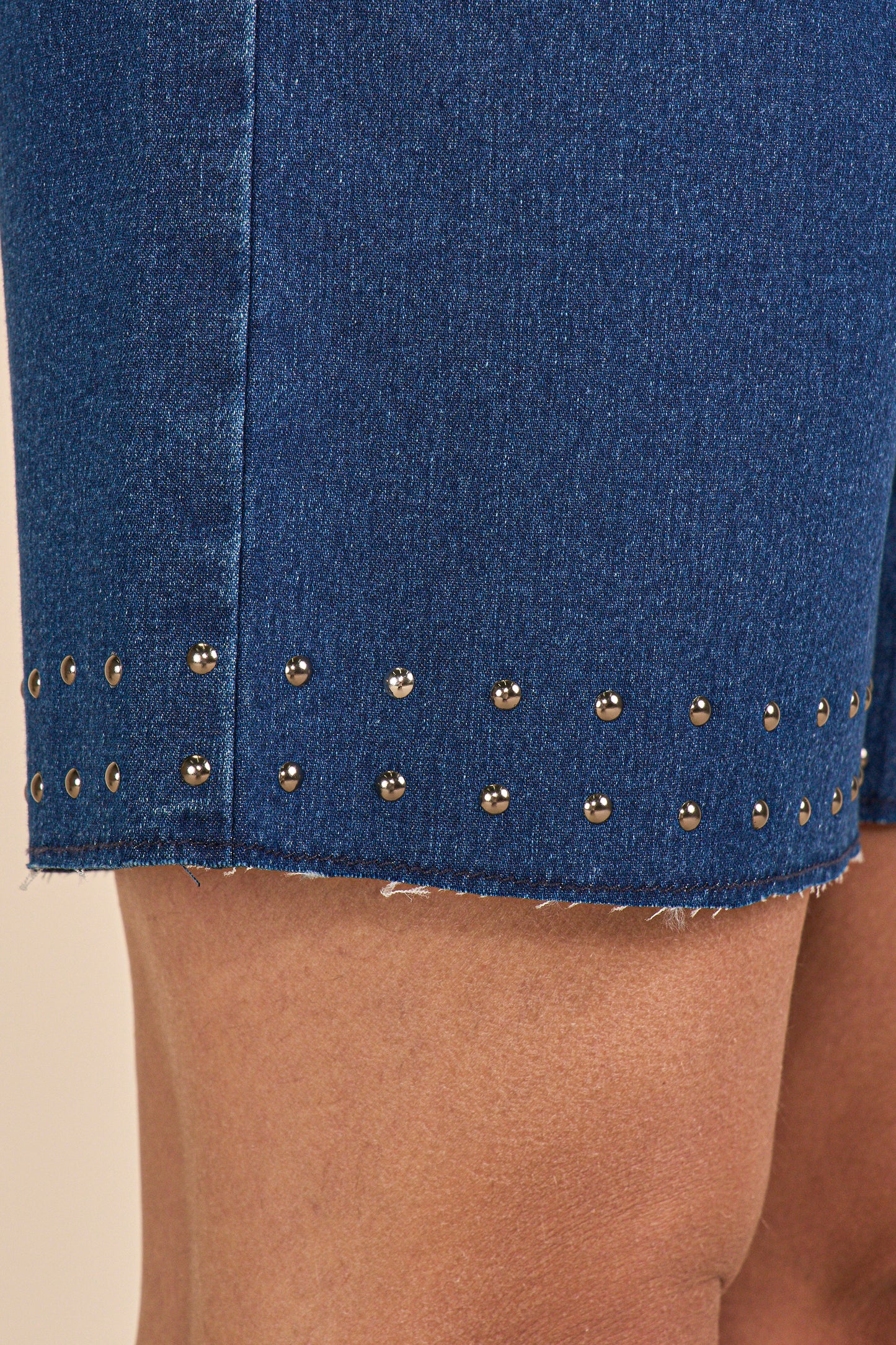 bermuda jeans midi cintura intermediária com tachas