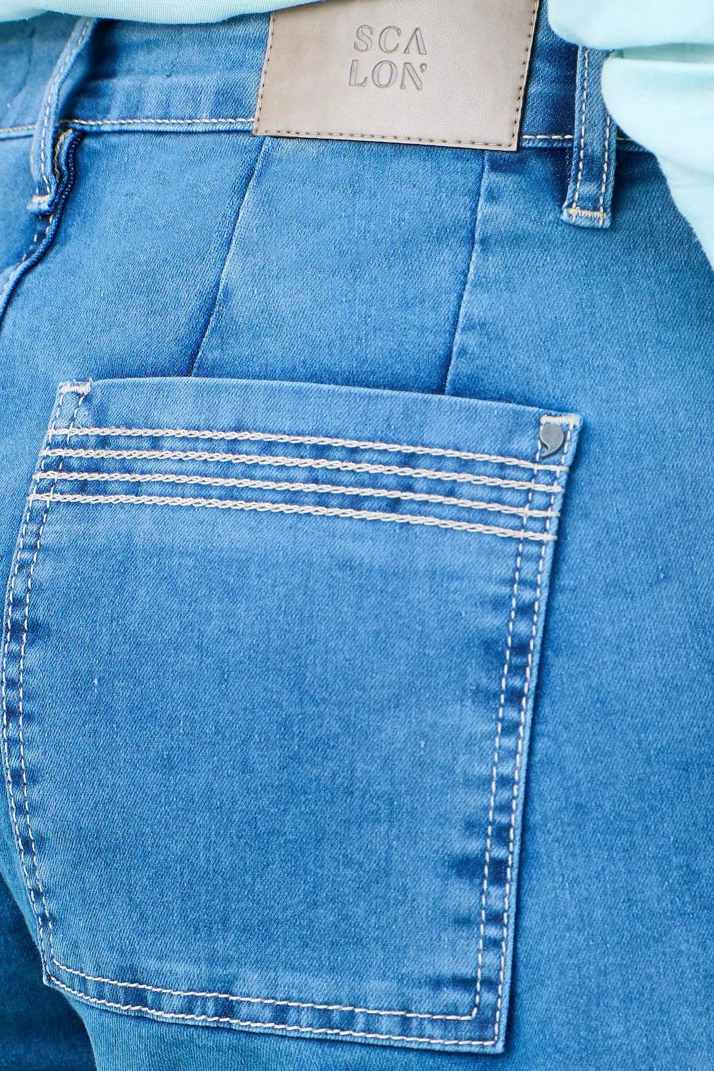 bermuda jeans midi cintura intermediária com ponto corrente