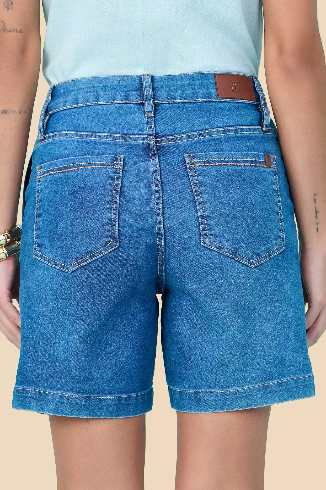 bermuda jeans midi cintura intermediária com ponto corrente