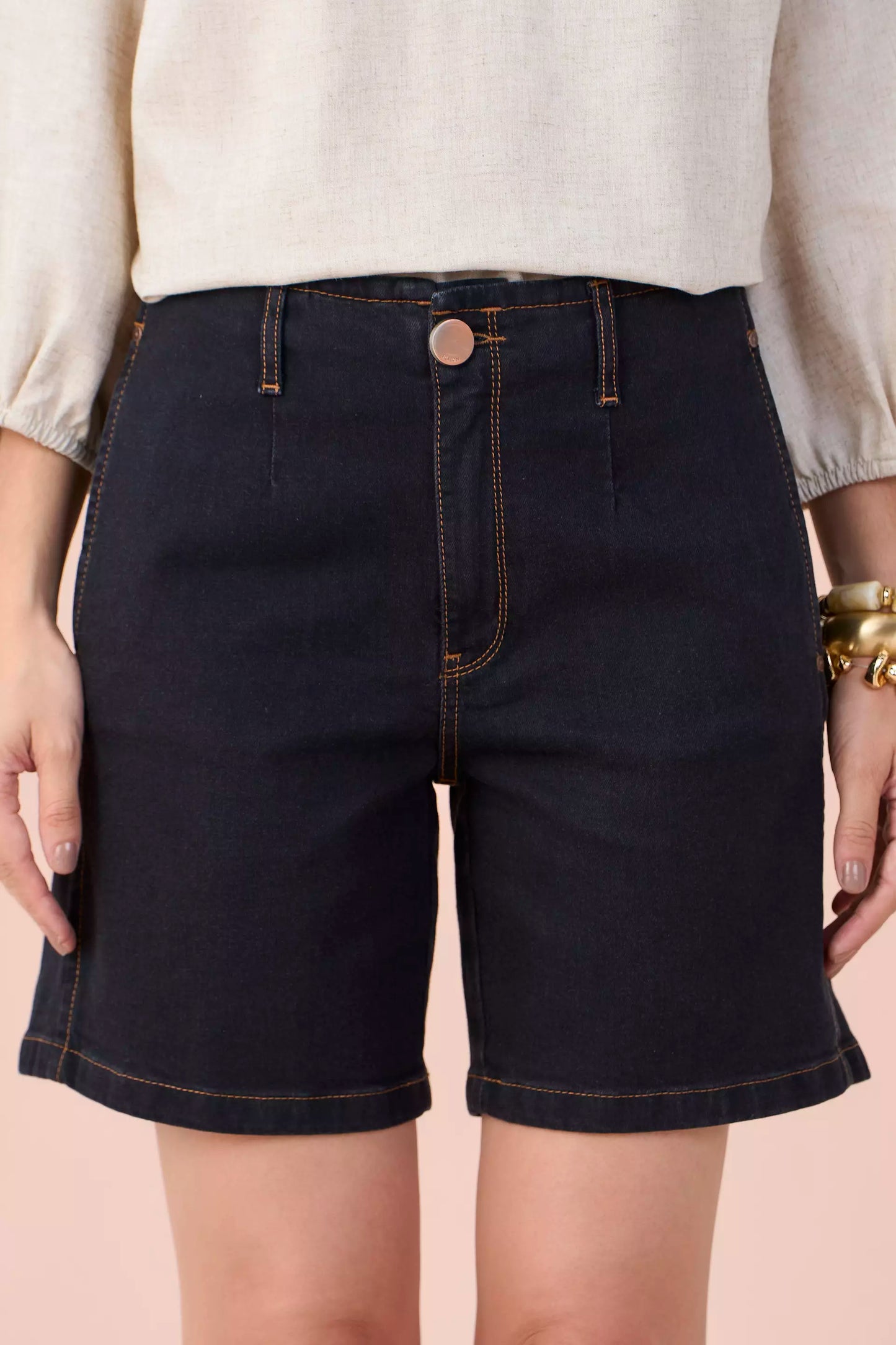 bermuda jeans black midi cintura intermediária com pence