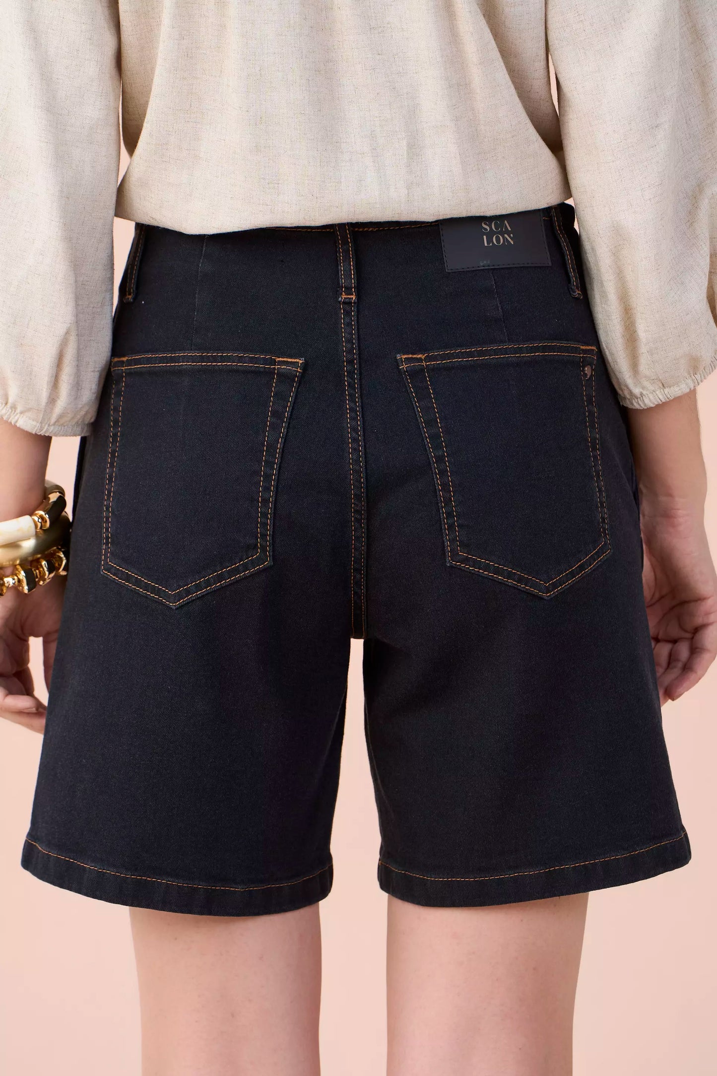bermuda jeans black midi cintura intermediária com pence