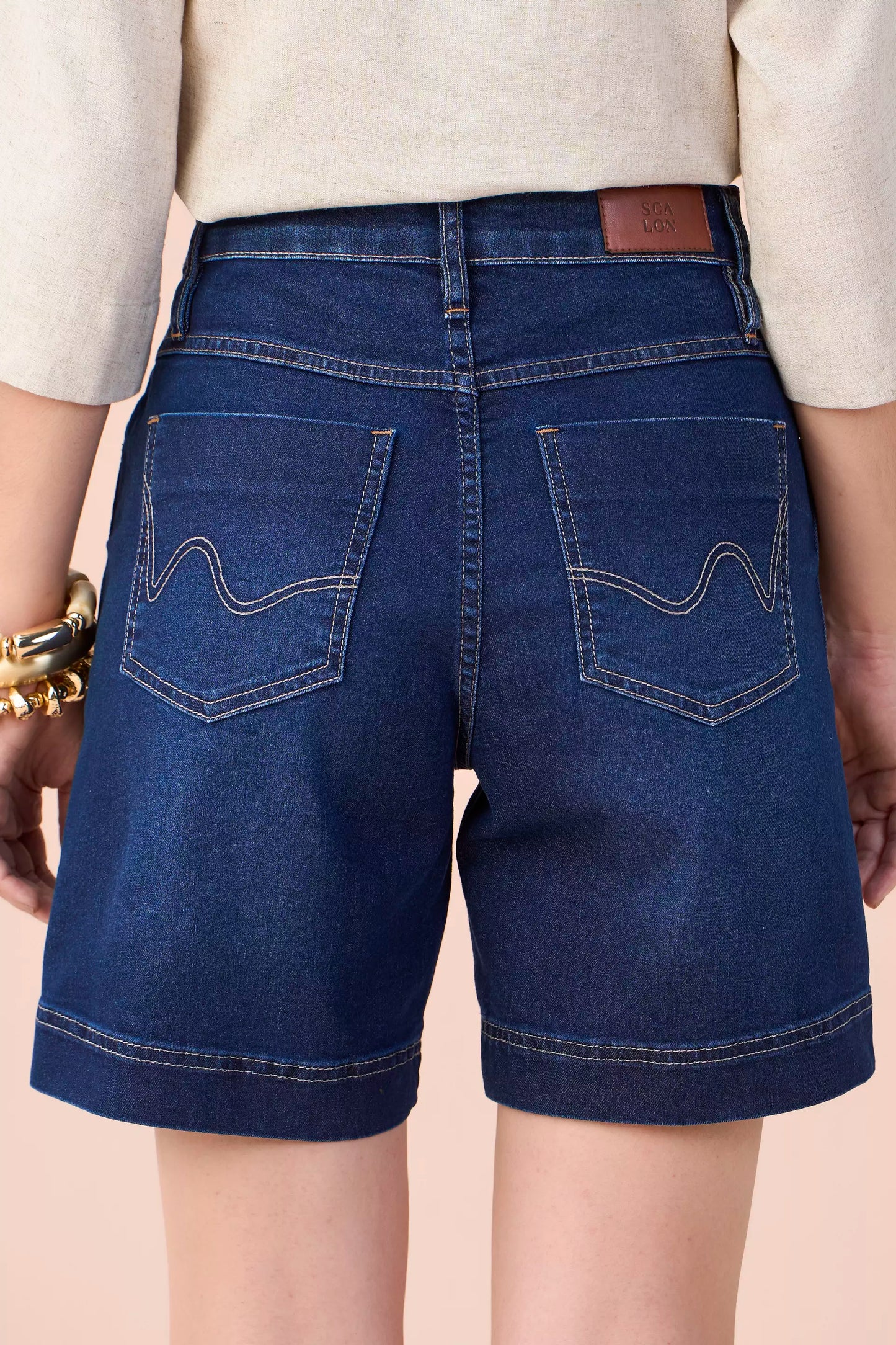 bermuda jeans midi cintura intermediária com detalhe lateral