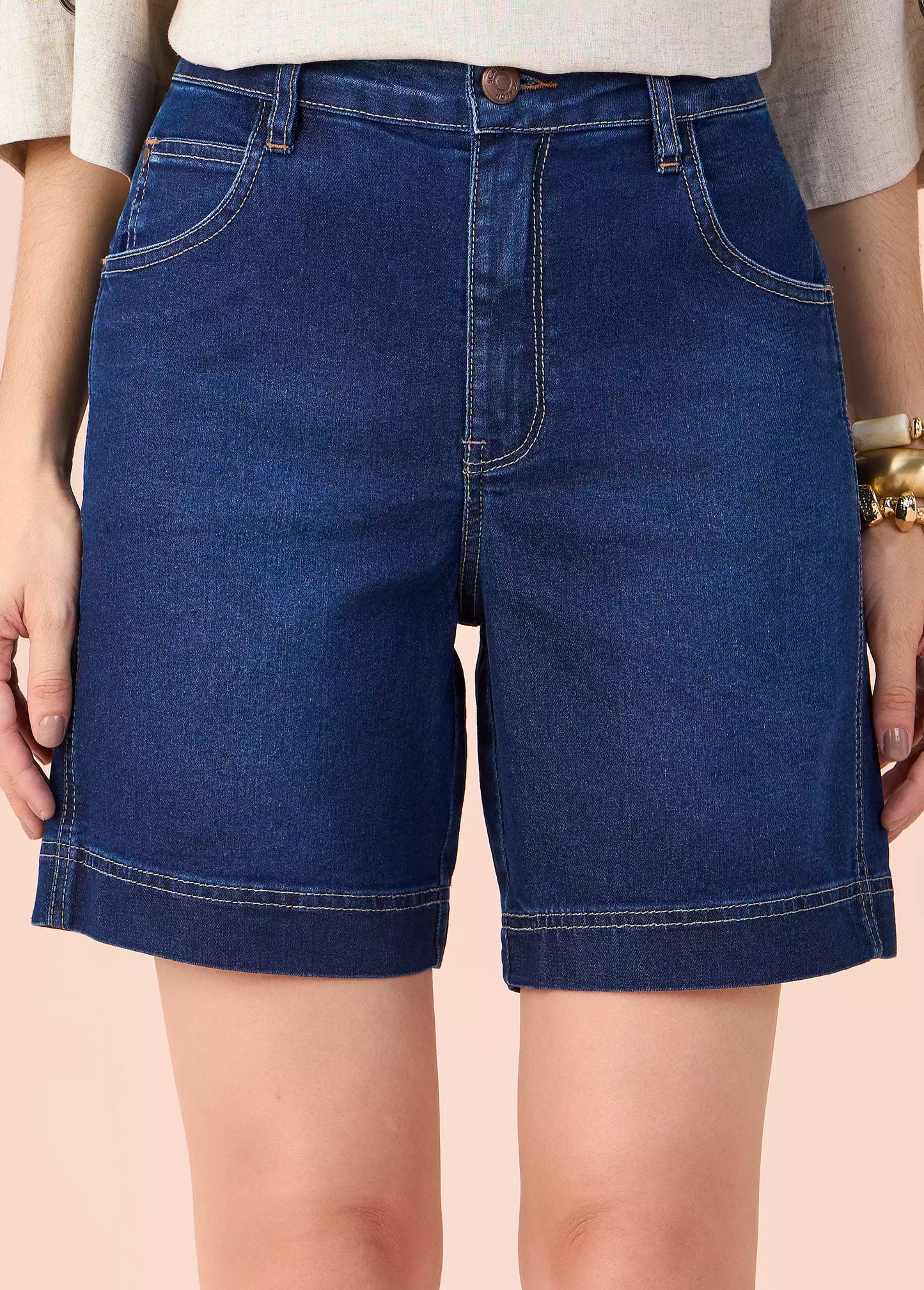 bermuda jeans midi cintura intermediária com detalhe lateral
