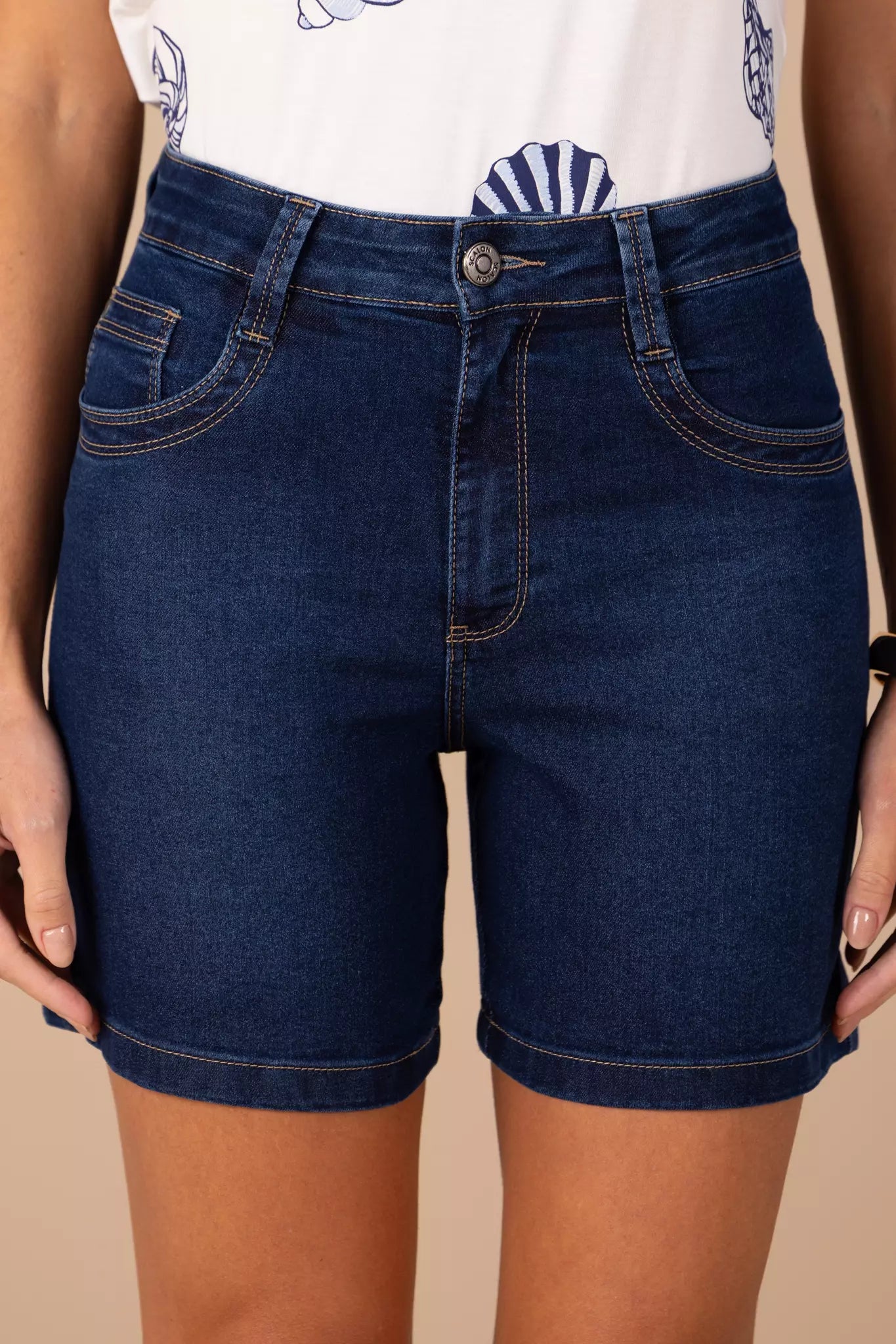 bermuda jeans midi cintura intermediária com pespontos largos