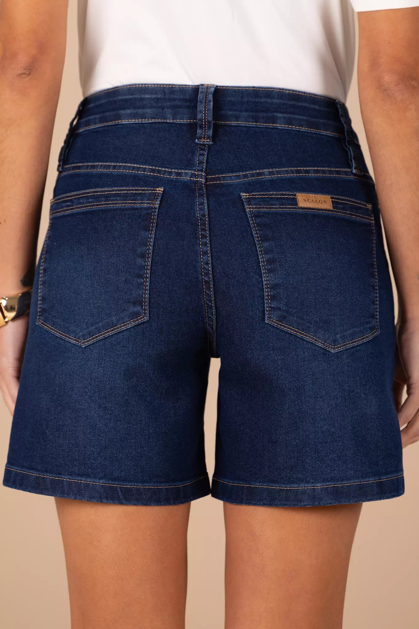 bermuda jeans midi cintura intermediária com pespontos largos