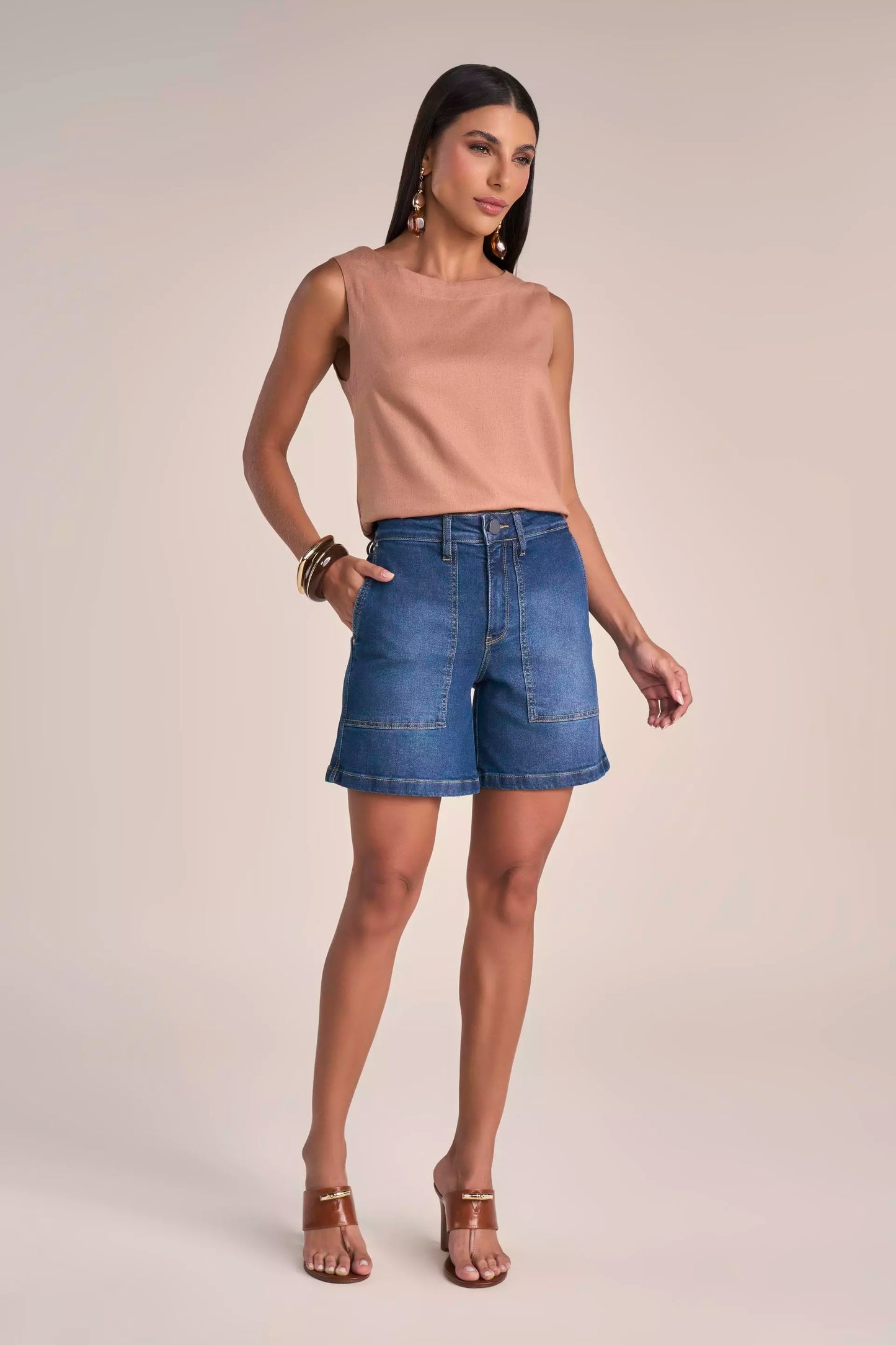Bermuda Jeans Midi Cintura Intermediária com Bolsos Sobrepostos
