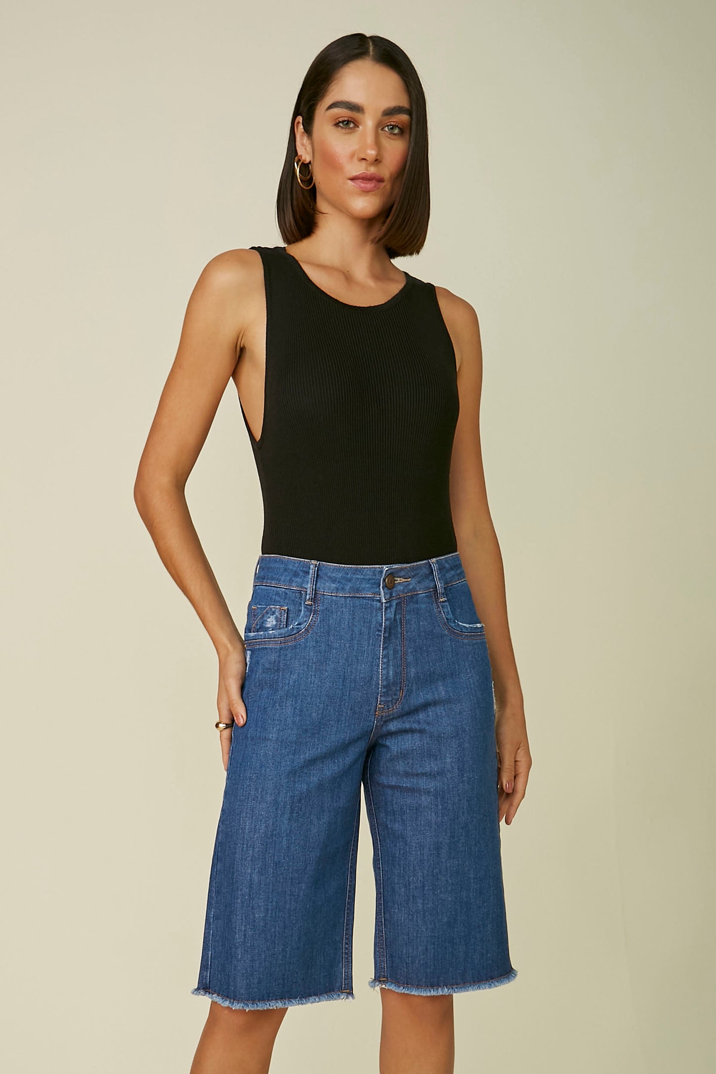 bermuda jeans longa comfort cintura intermediária com barra desfiada