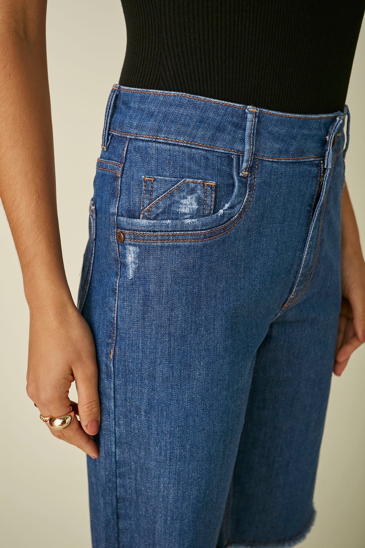 bermuda jeans longa comfort cintura intermediária com barra desfiada