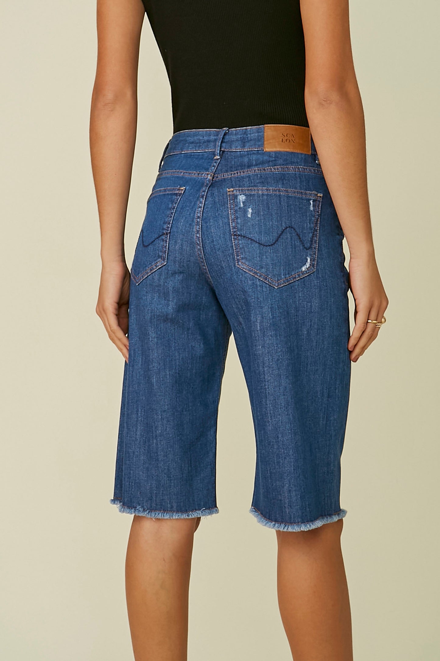 bermuda jeans longa comfort cintura intermediária com barra desfiada