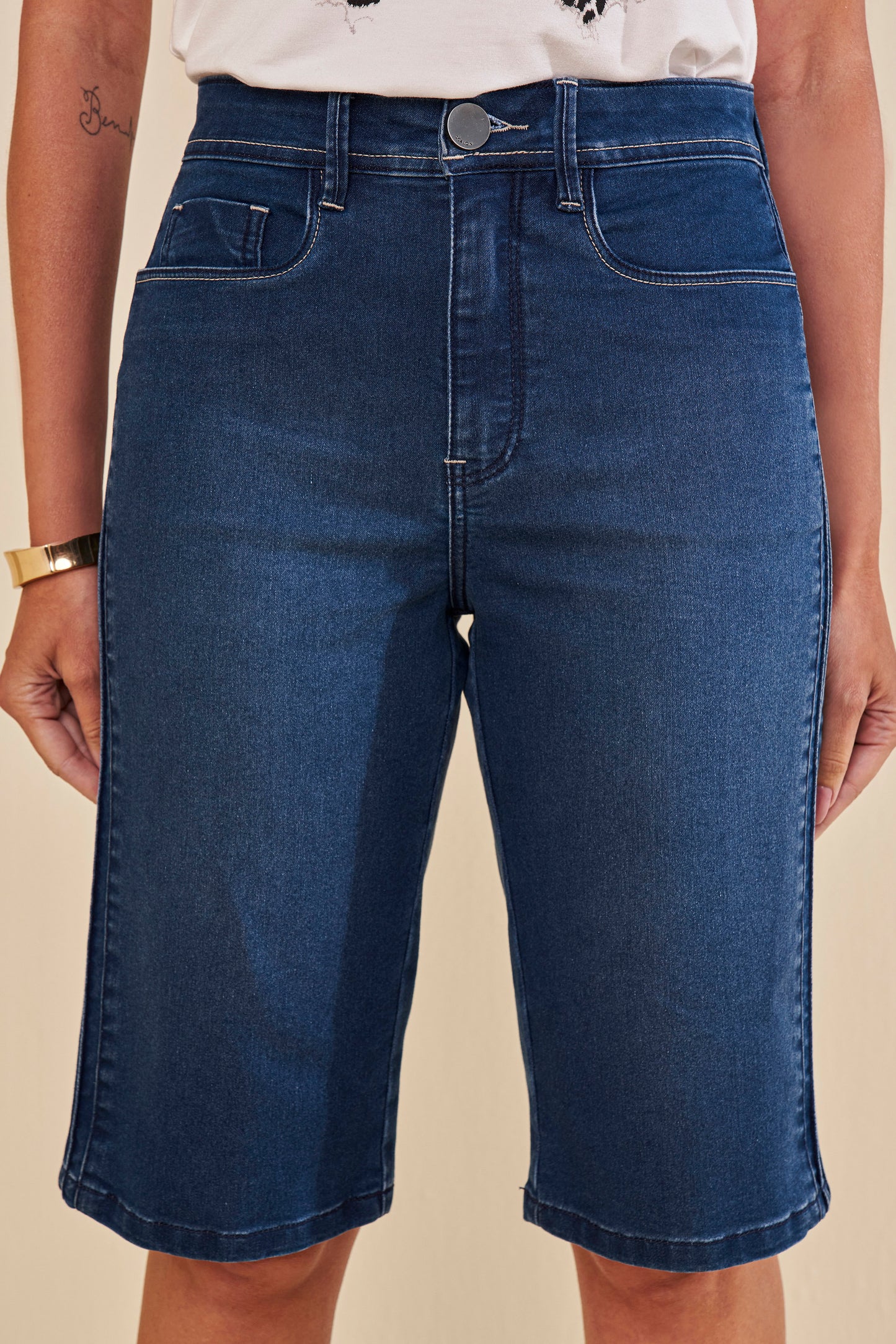 bermuda jeans longa cintura intermediária com friso