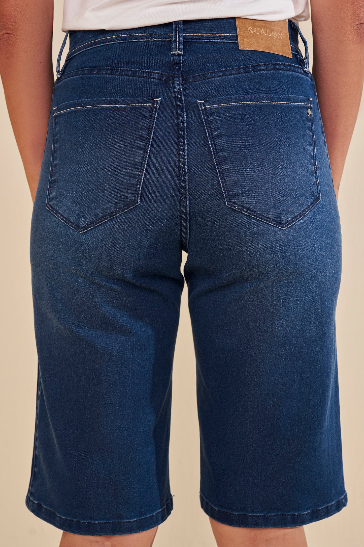 bermuda jeans longa cintura intermediária com friso