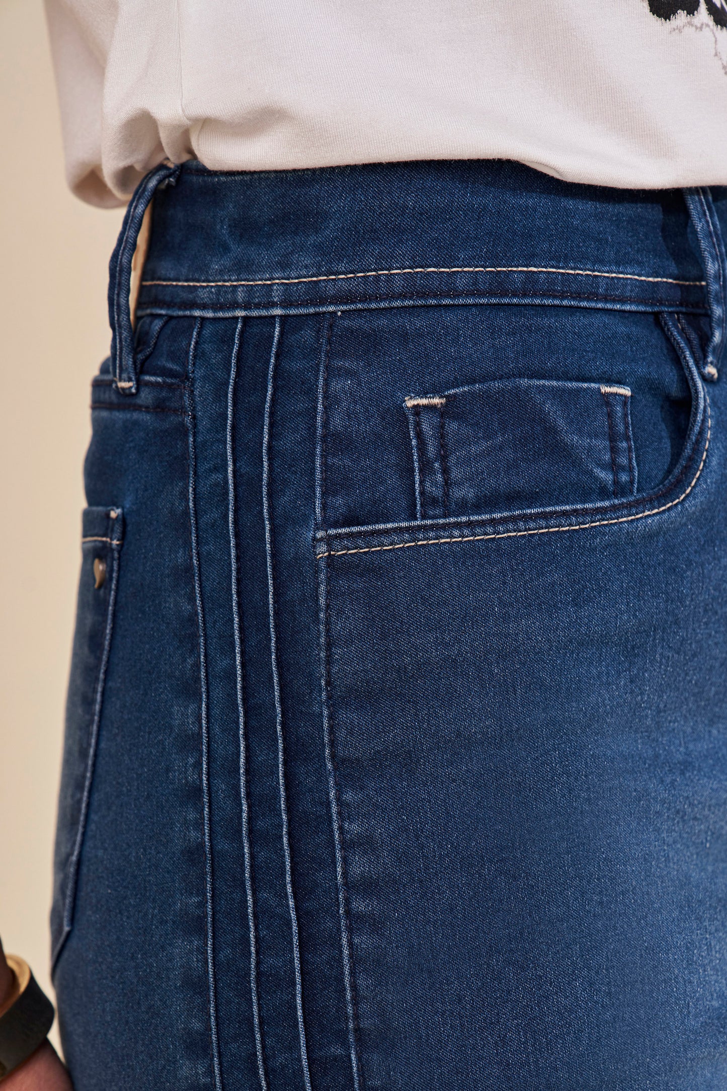 bermuda jeans longa cintura intermediária com friso