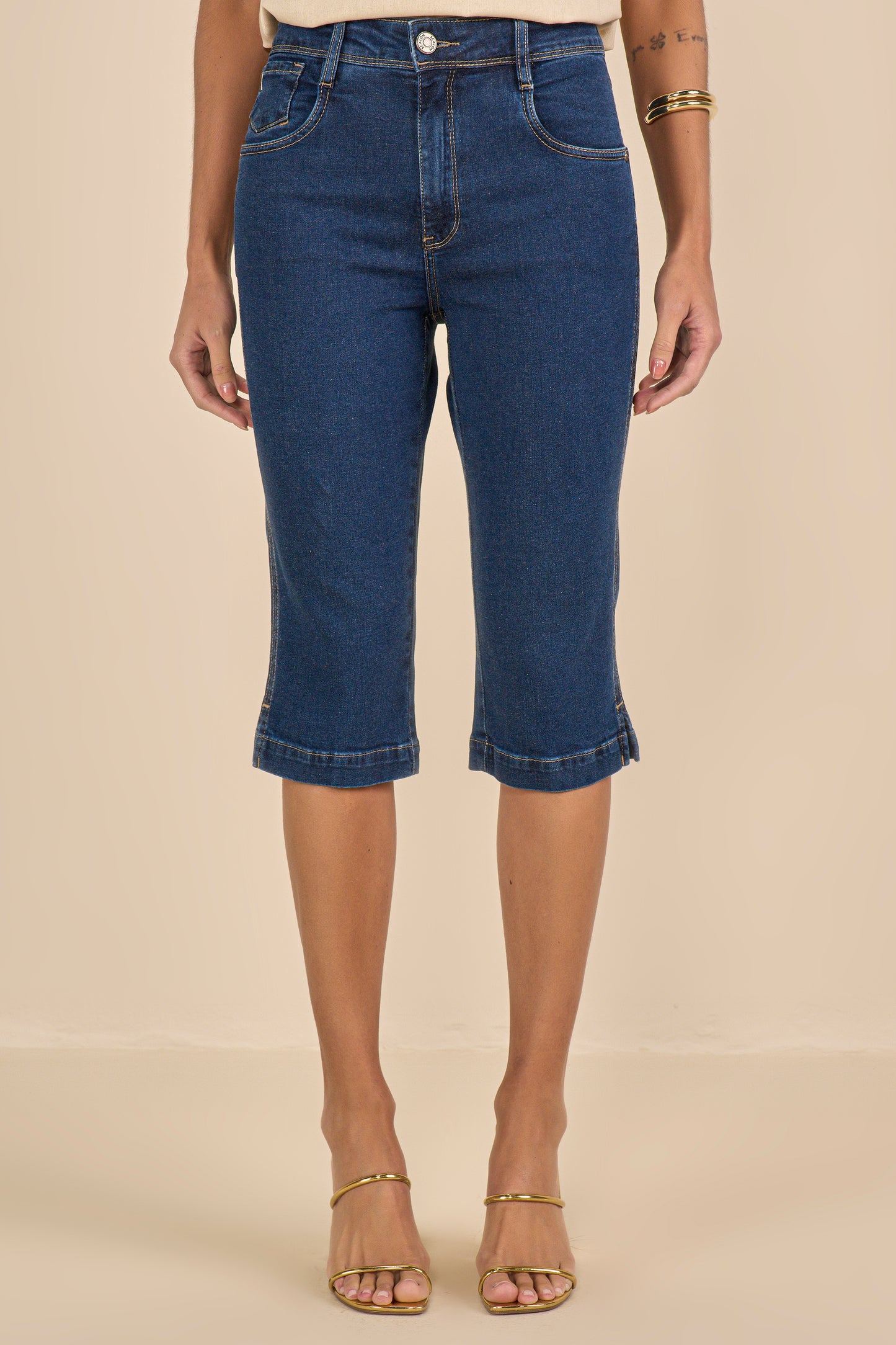 calça jeans corsário cintura intemediária com abertura