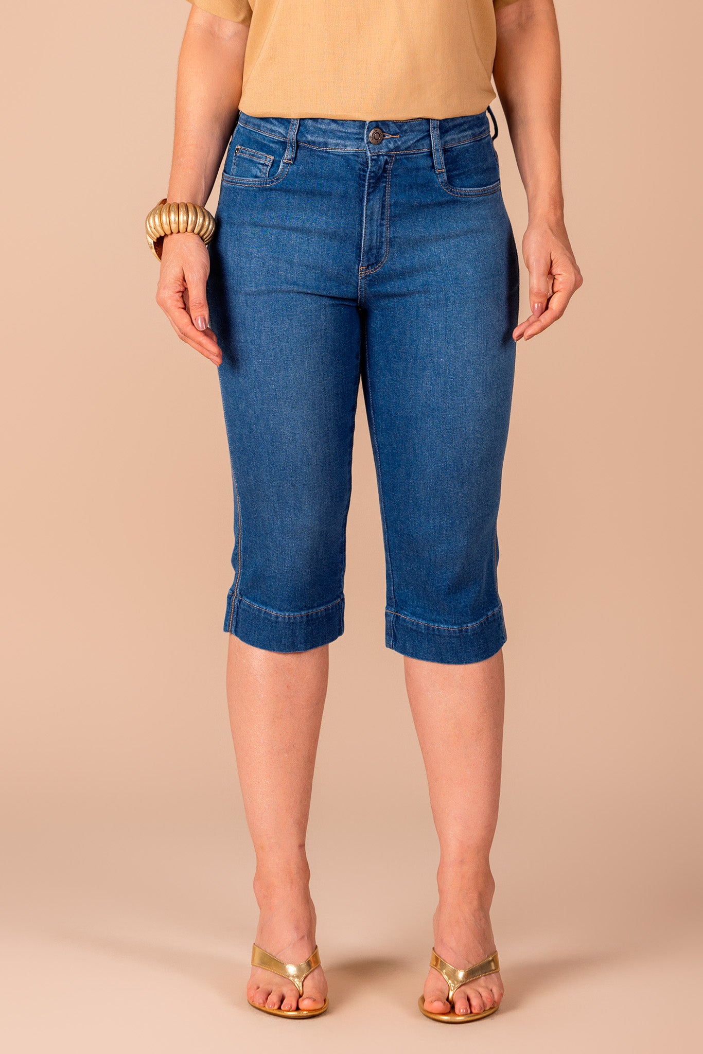 calça jeans corsário cintura intermediária com ponto corrente