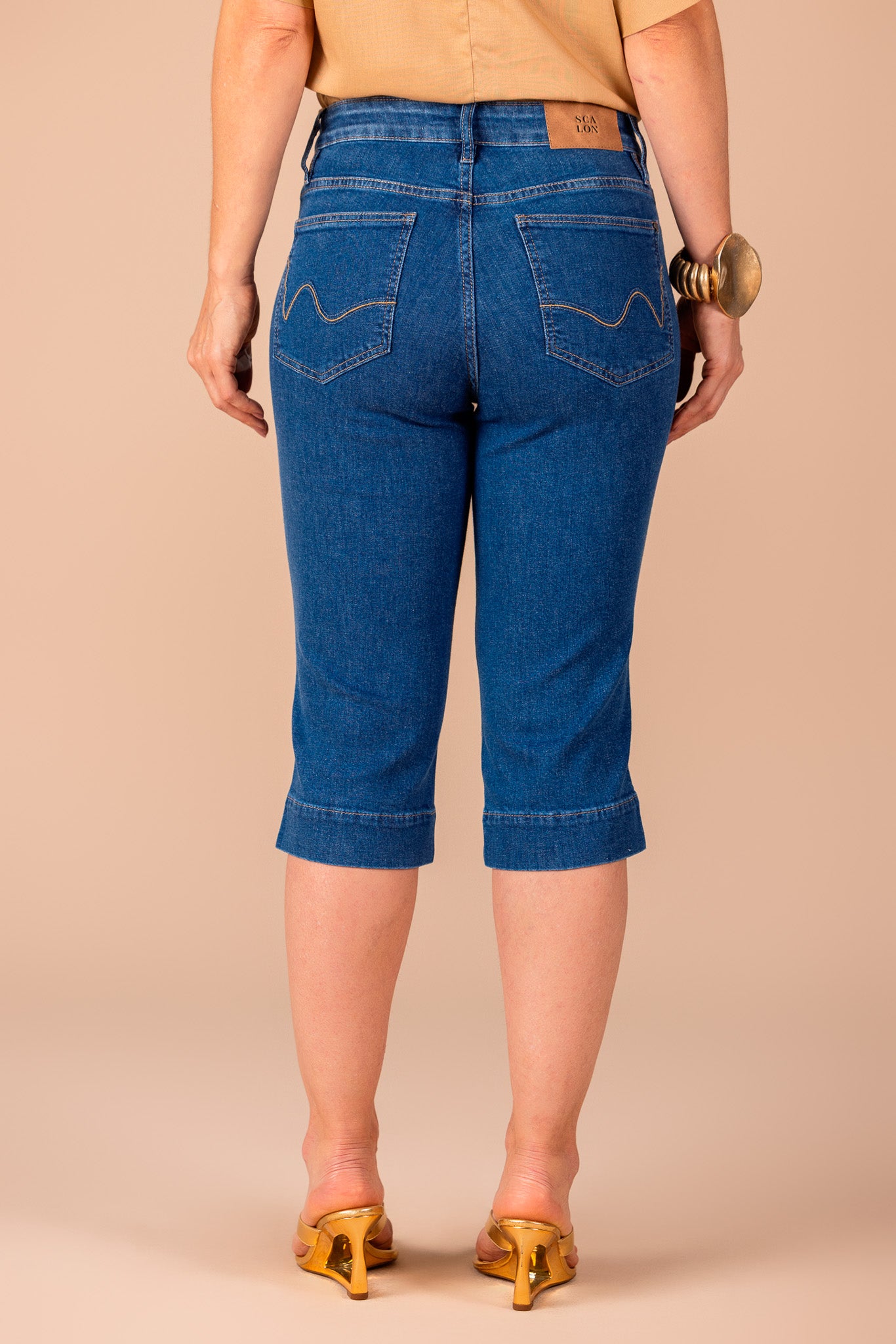 calça jeans corsário cintura intermediária com ponto corrente