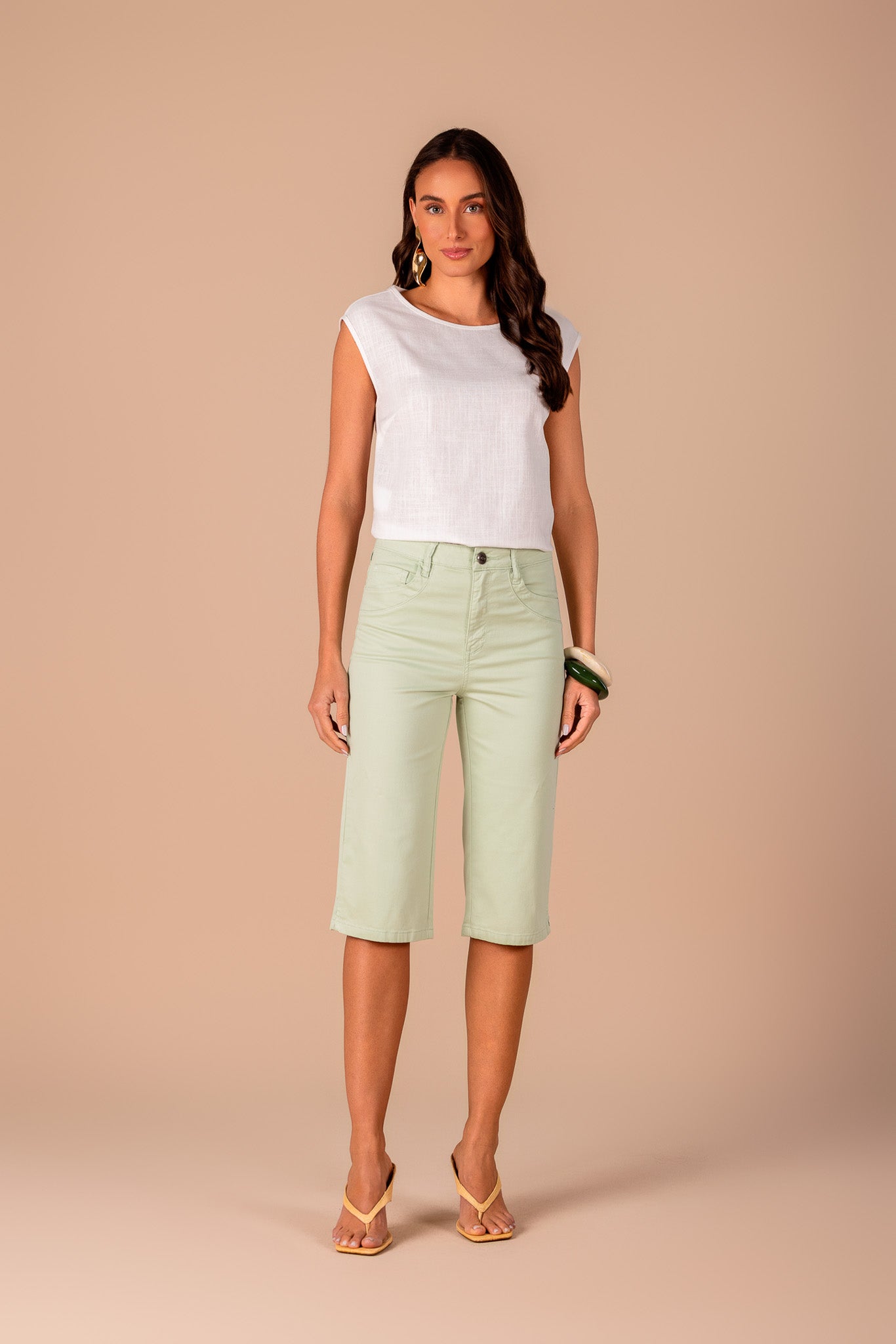 calça sarja color corsário cintura intermediária com recorte