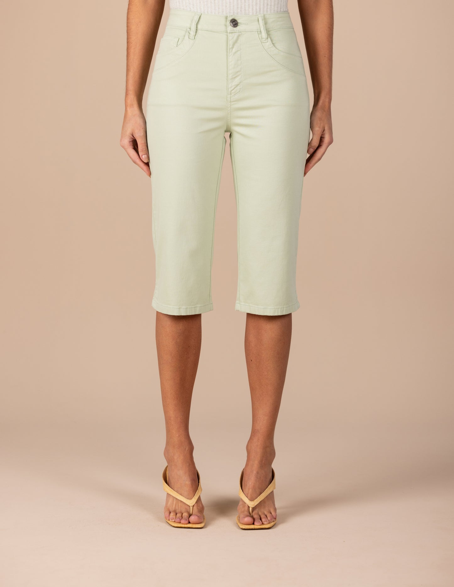 calça sarja color corsário cintura intermediária com recorte