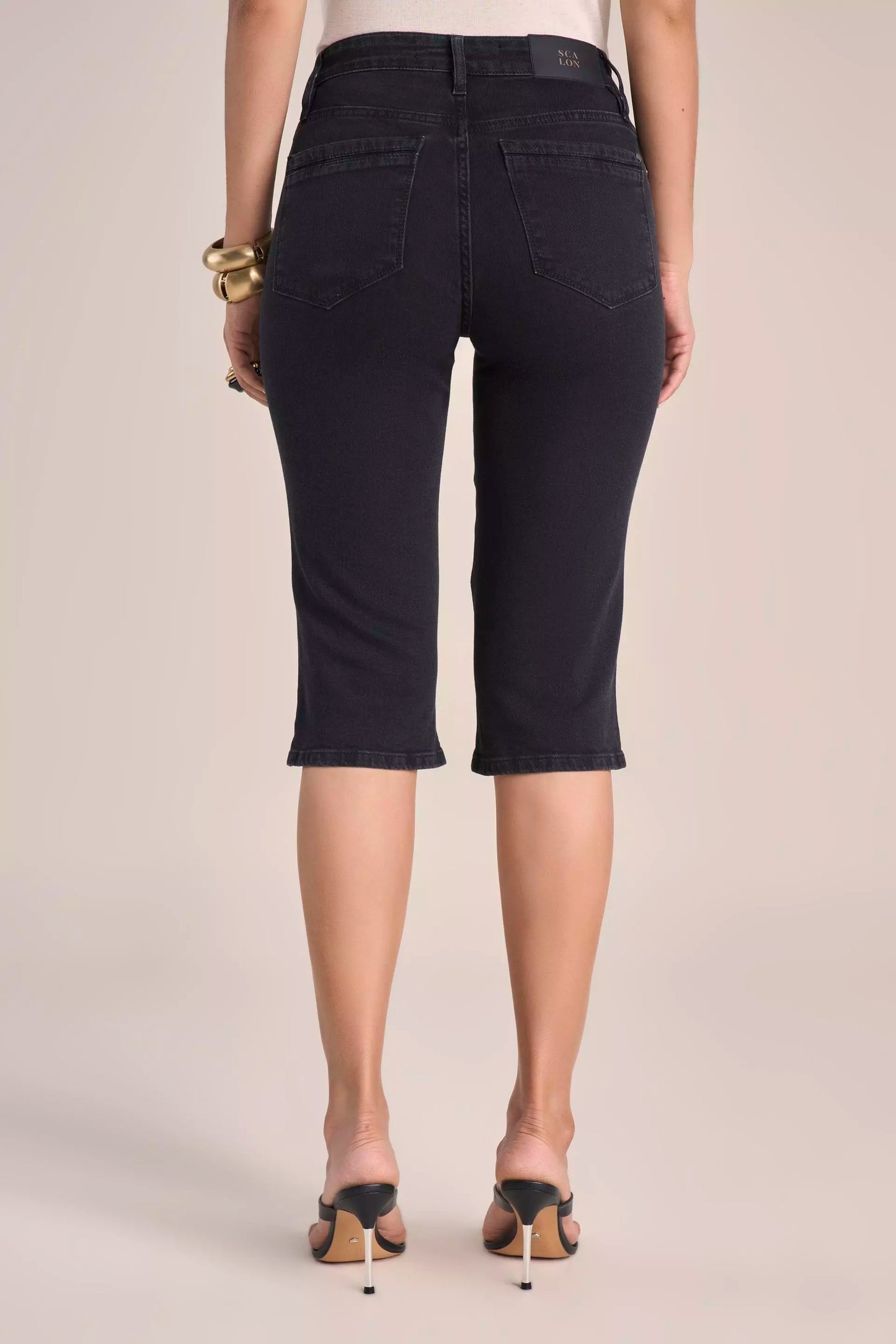 Calça Jeans Black Corsário Cintura Intermediária com Detalhes nos Bolsos
