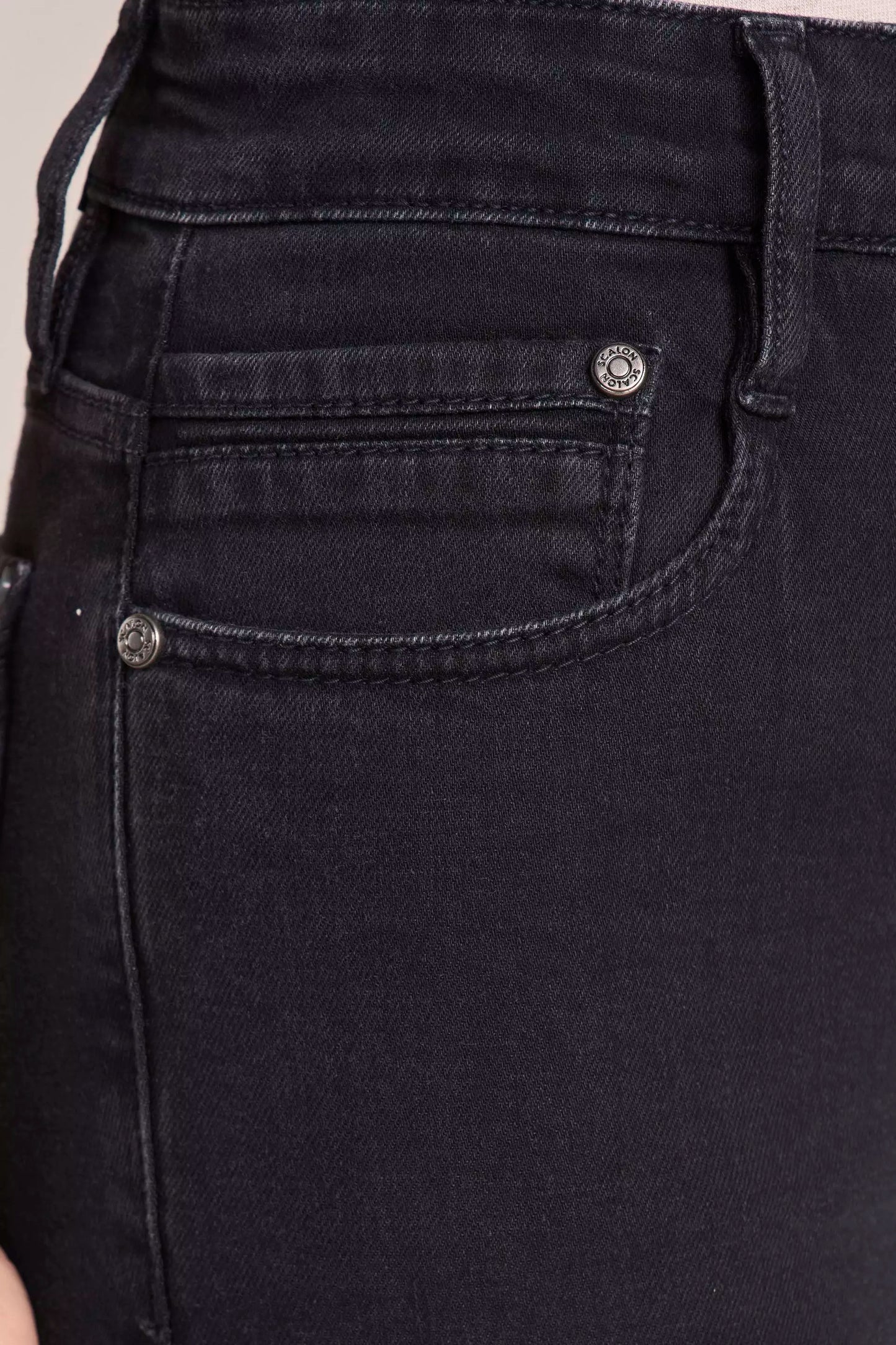 Calça Jeans Black Corsário Cintura Intermediária com Detalhes nos Bolsos