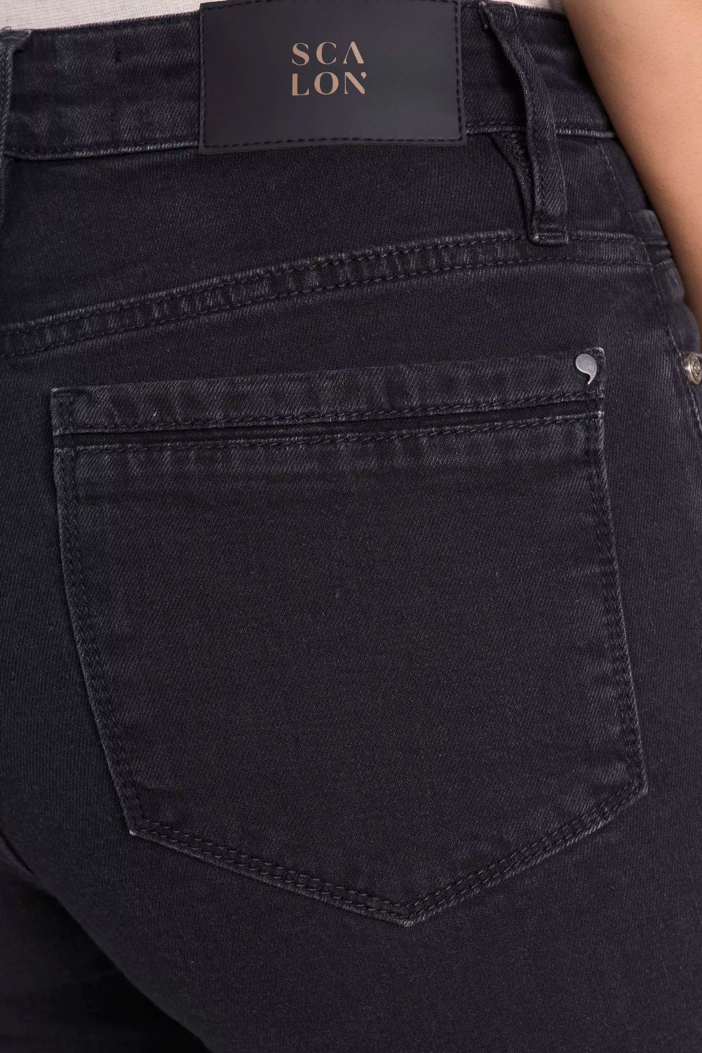 Calça Jeans Black Corsário Cintura Intermediária com Detalhes nos Bolsos