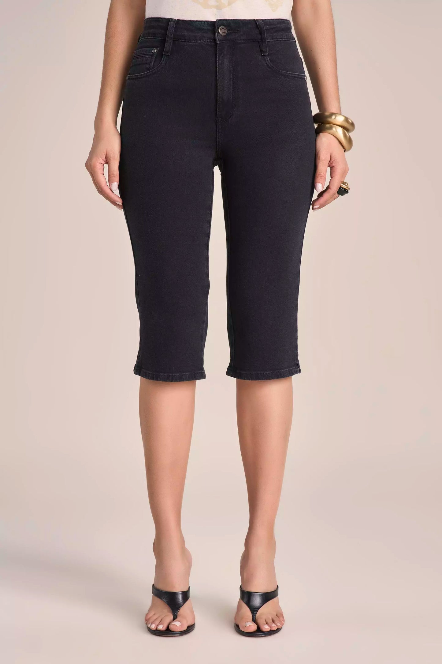 Calça Jeans Black Corsário Cintura Intermediária com Detalhes nos Bolsos