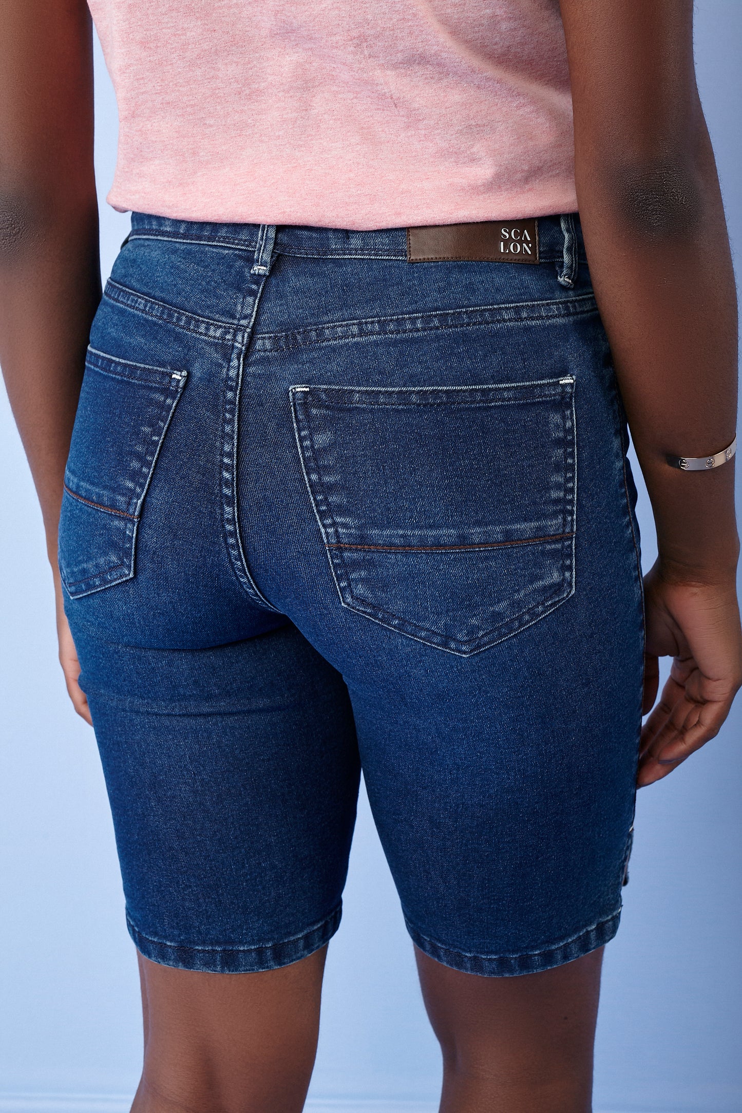 bermuda jeans ciclista cintura intermediária com pespontos café