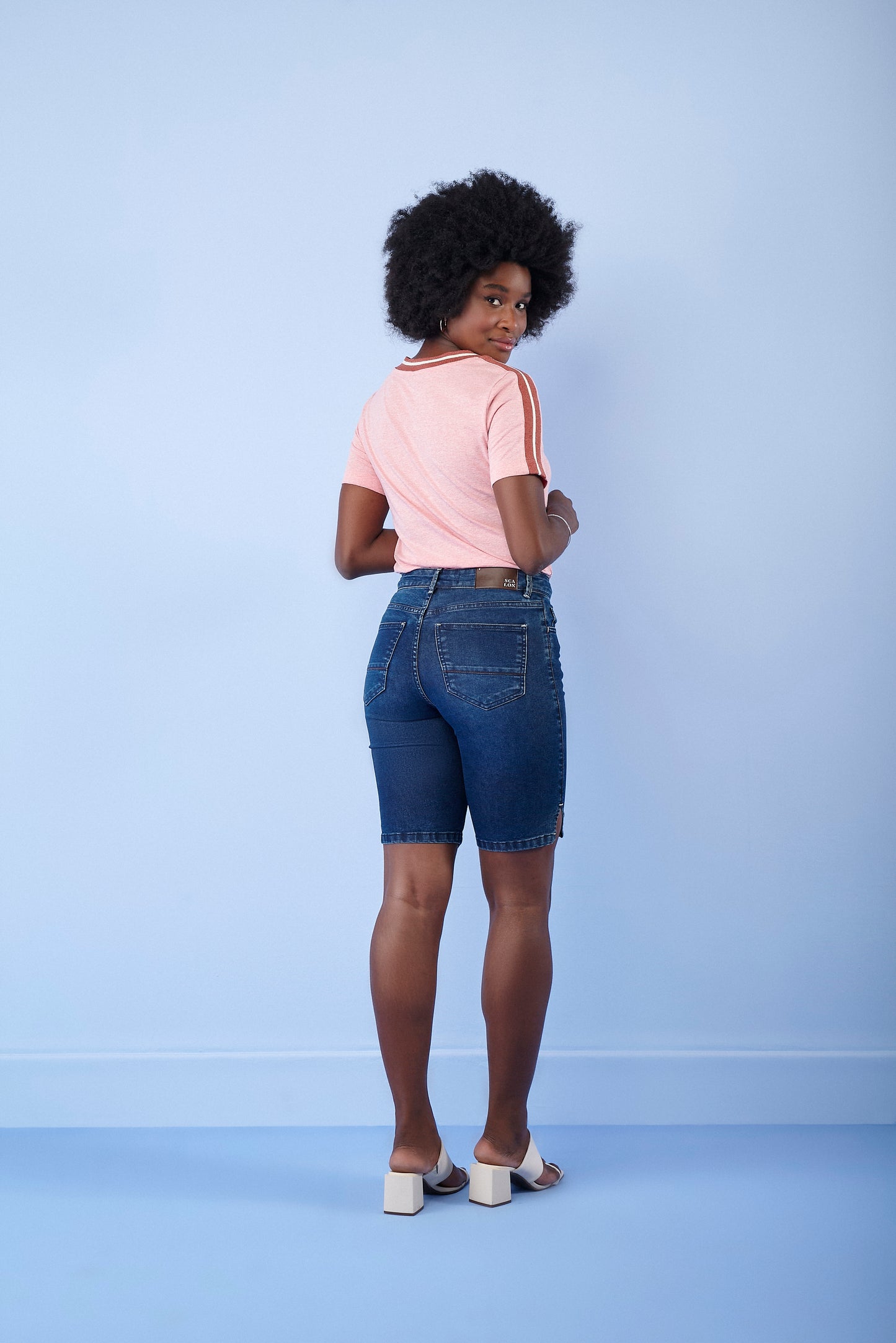 bermuda jeans ciclista cintura intermediária com pespontos café