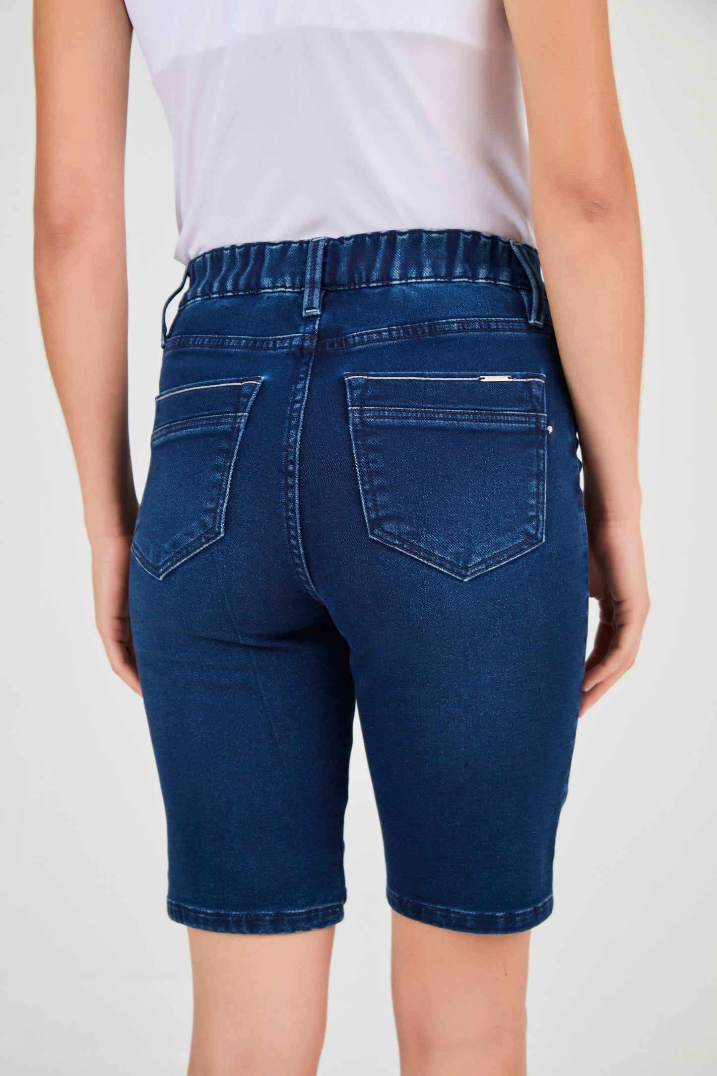 bermuda jeans malha ciclista cintura intermediária com elástico