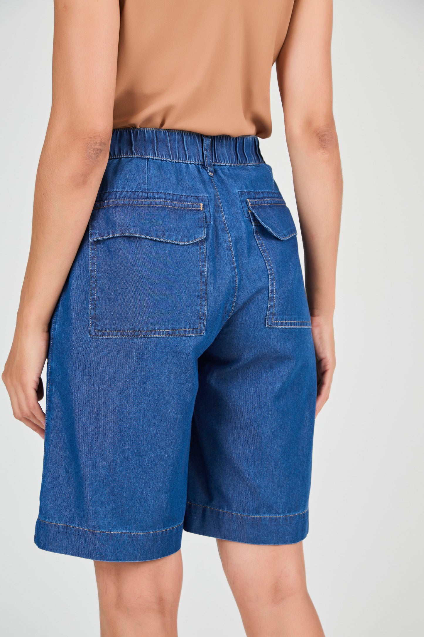 bermuda jeans comfort alfaiataria cintura intermediária com bolsos sobrepostos