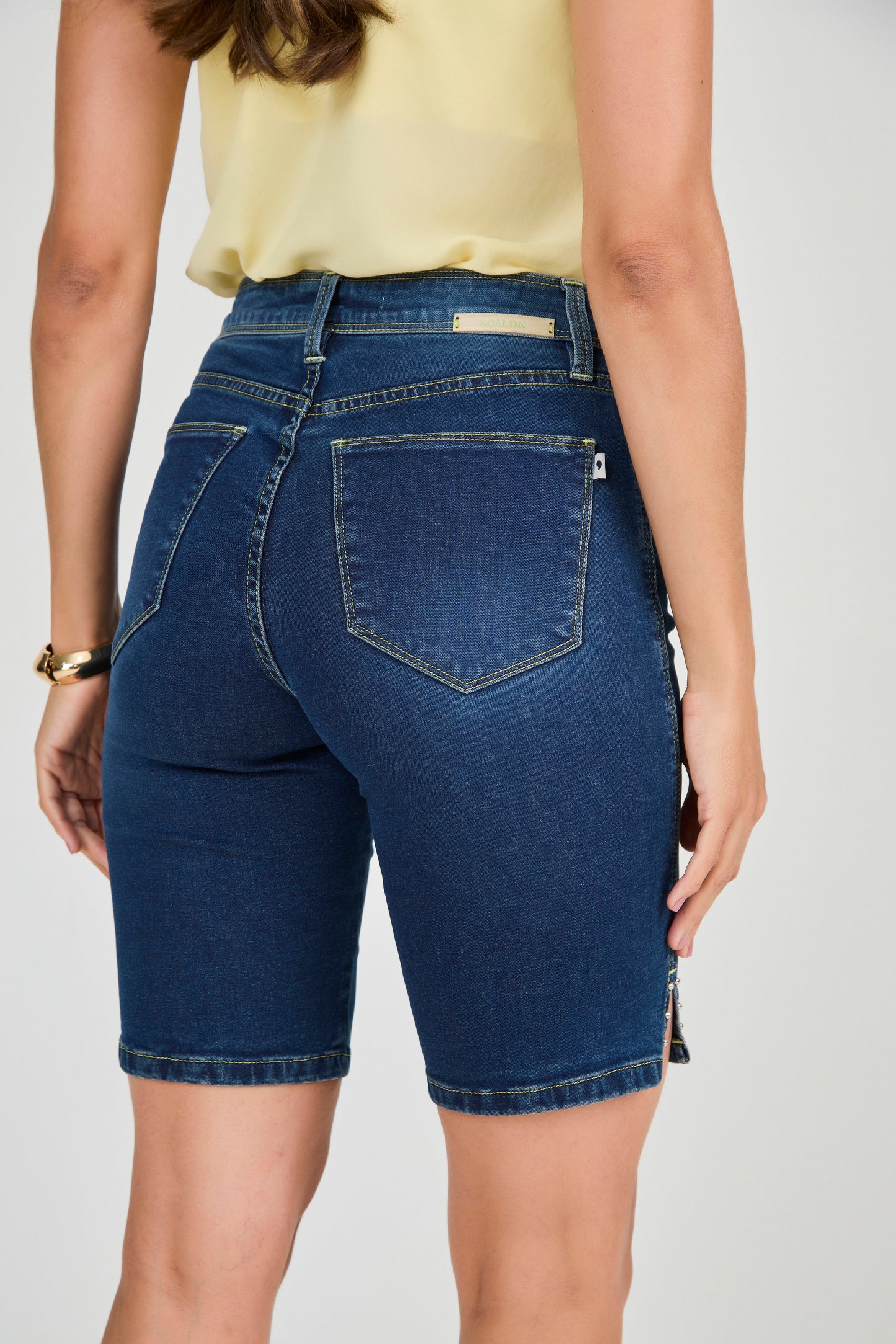 bermuda jeans ciclista cintura intermediária com bordado