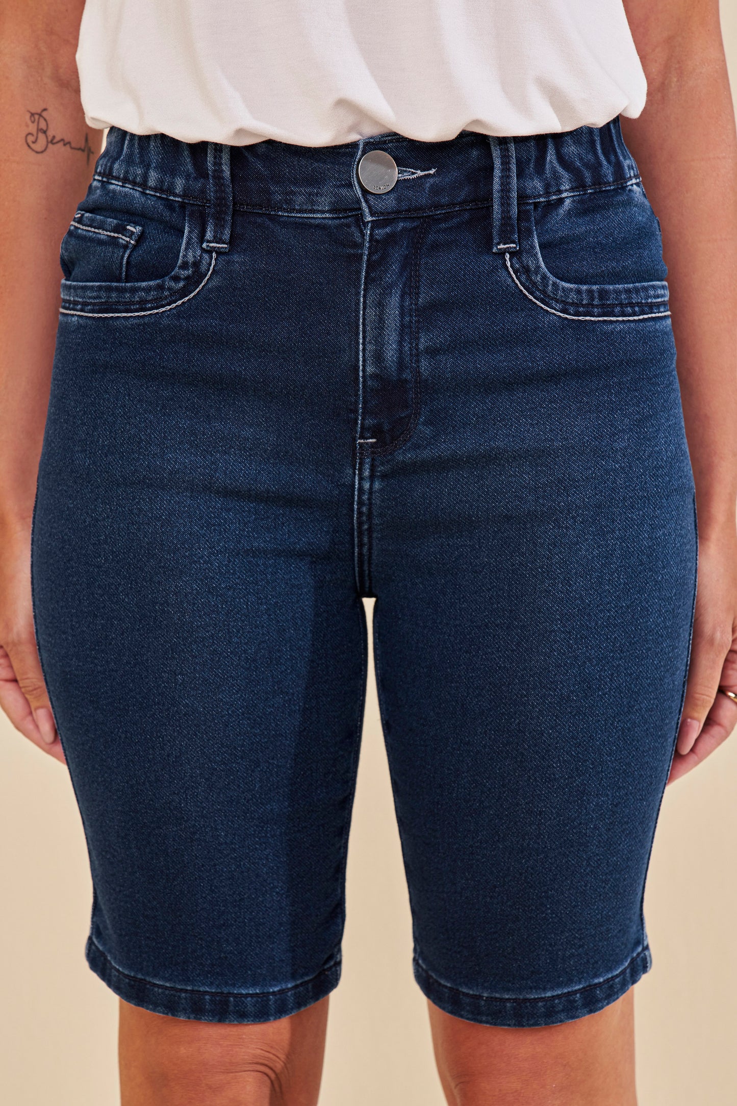 bermuda jeans malha ciclista cintura intermediária com elástico