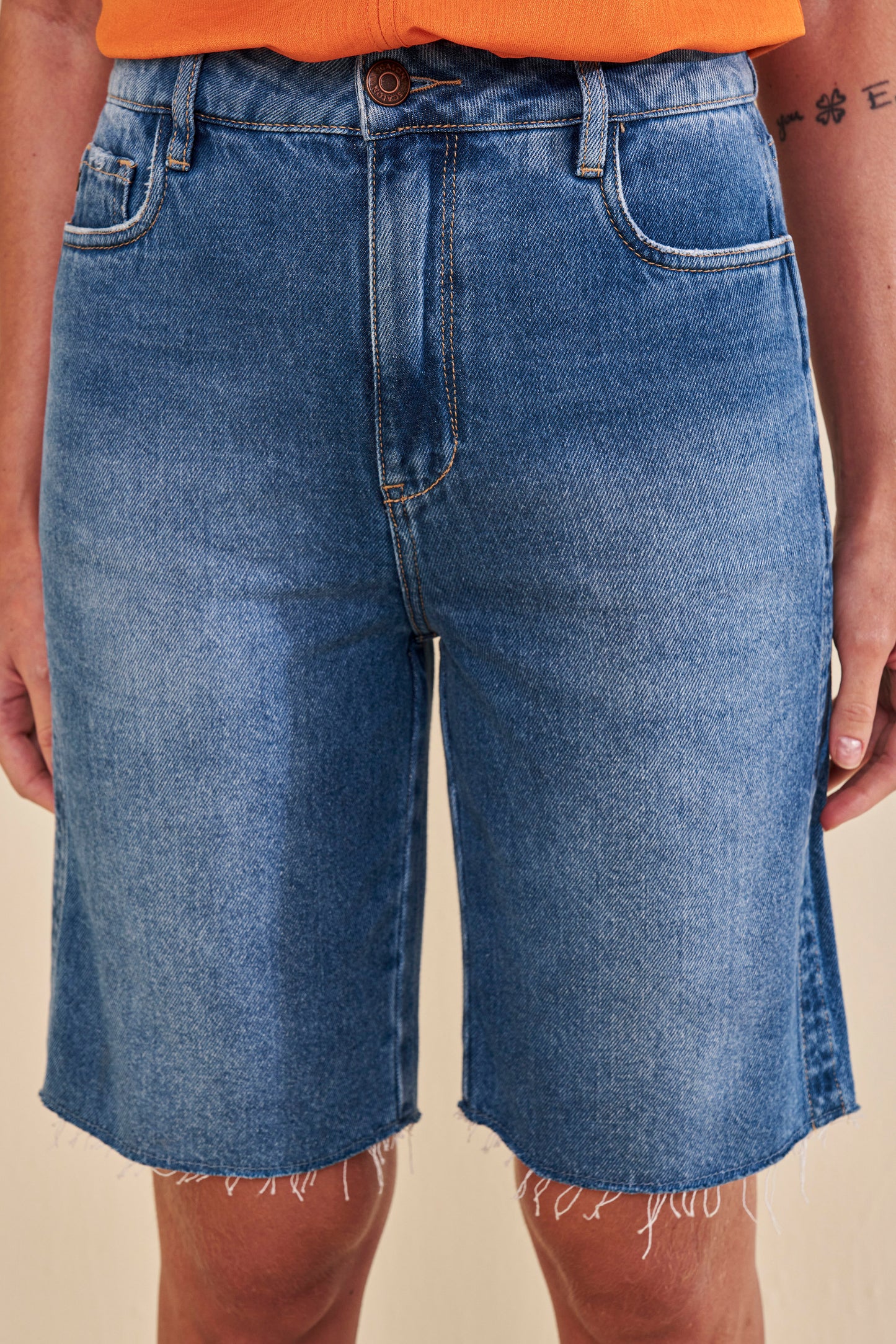 bermuda jeans ciclista cintura intermediária com detalhe lateral