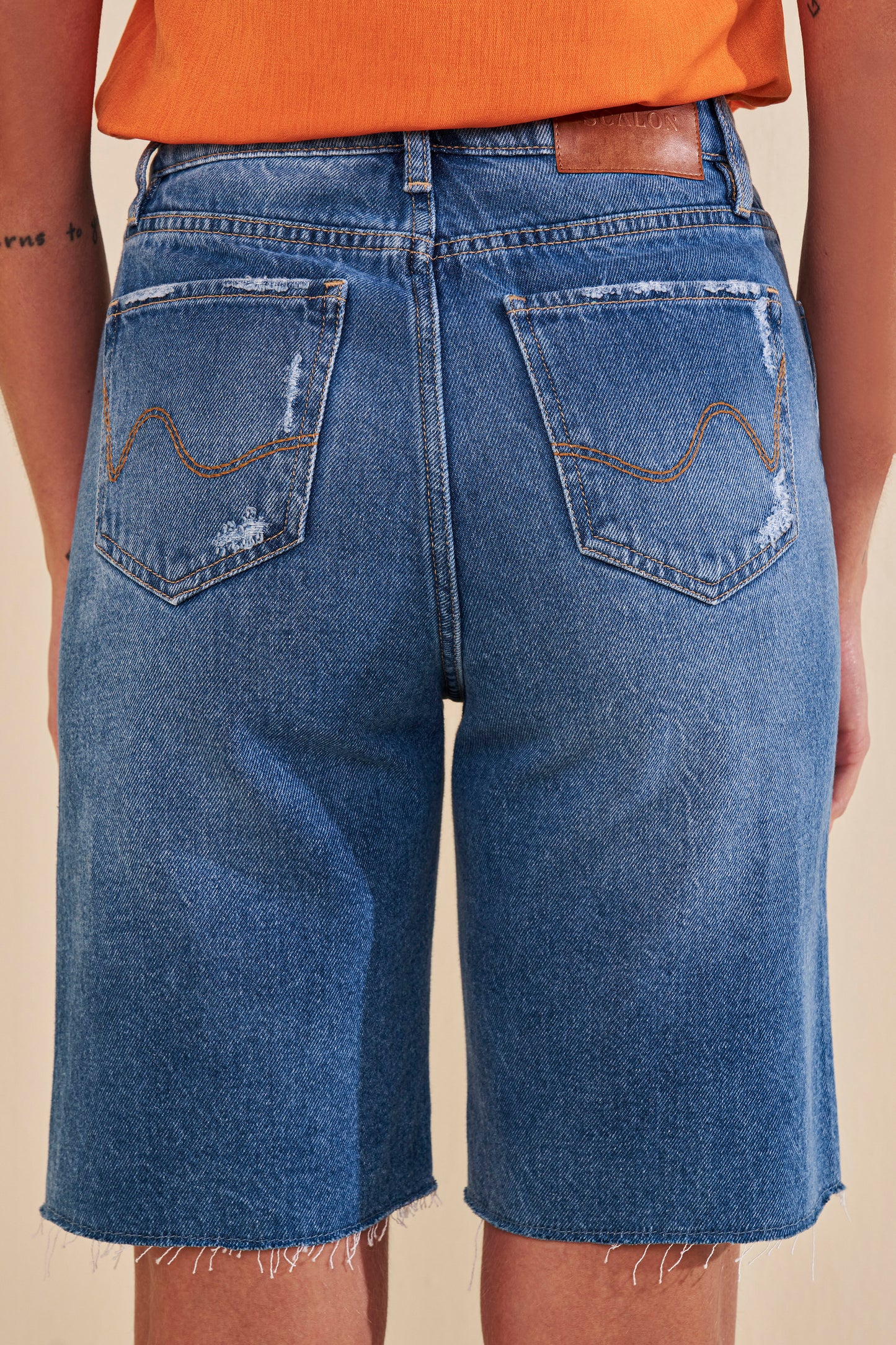 bermuda jeans ciclista cintura intermediária com detalhe lateral