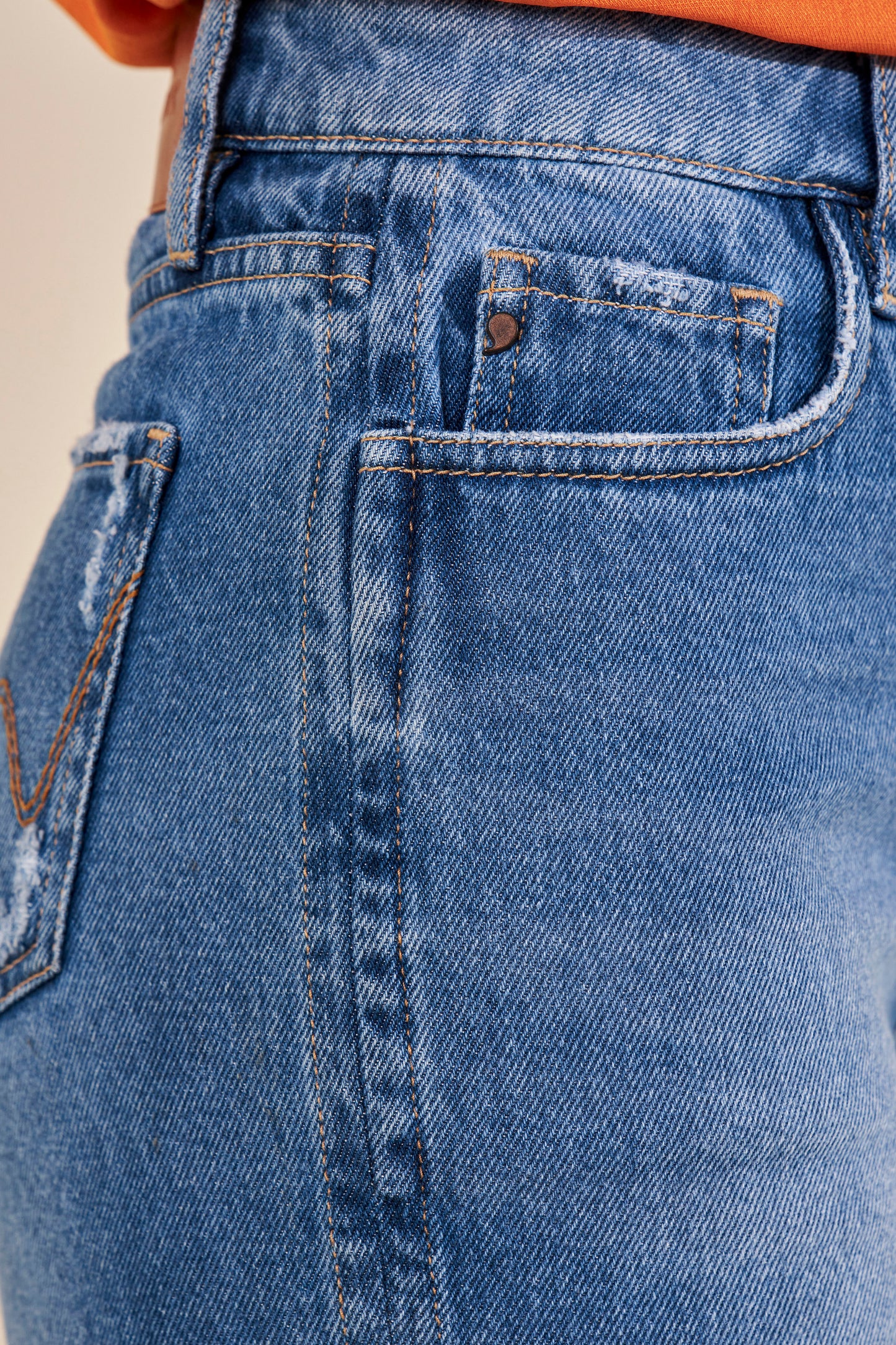 bermuda jeans ciclista cintura intermediária com detalhe lateral
