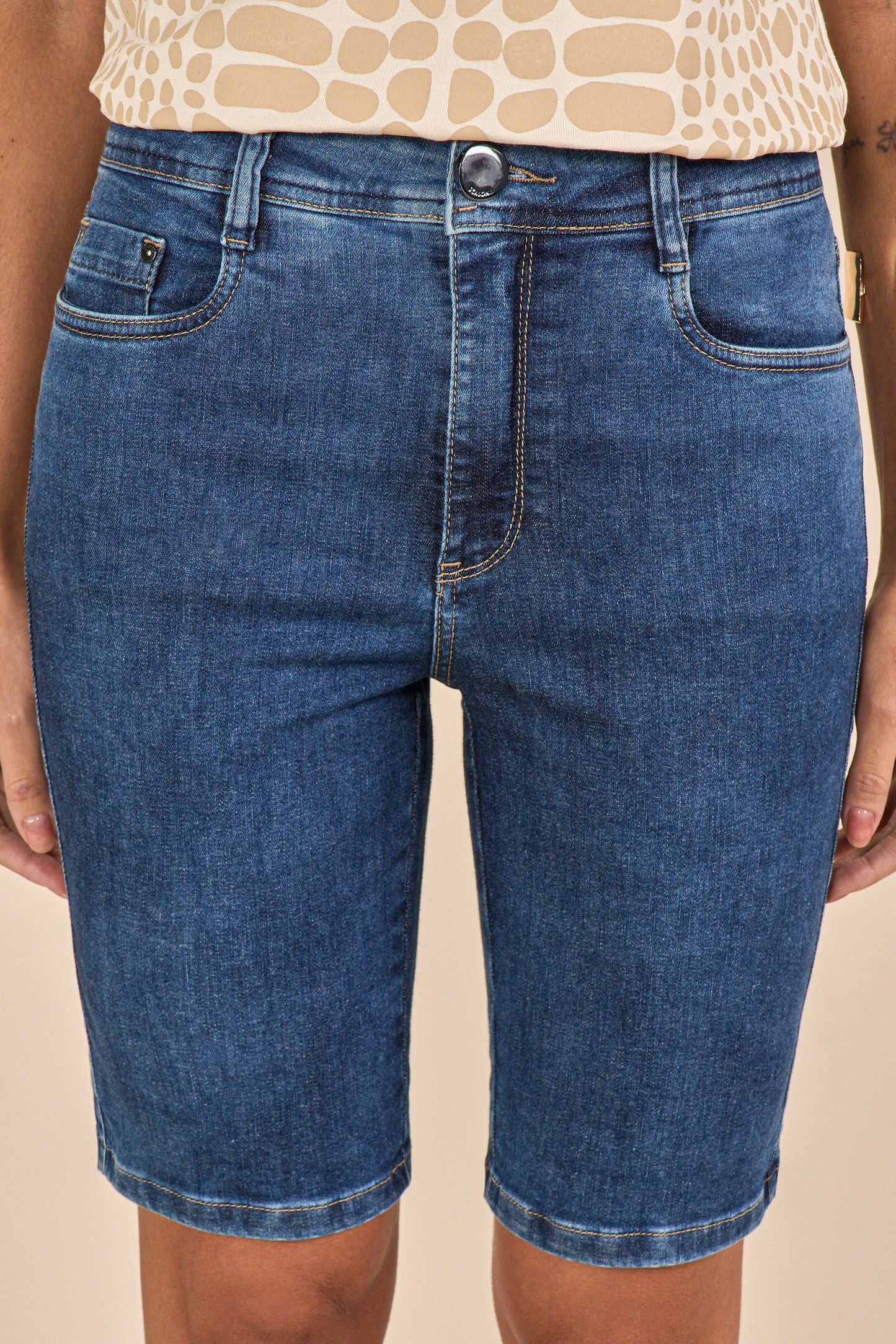bermuda jeans ciclista cintura intemediária com ponto corrente